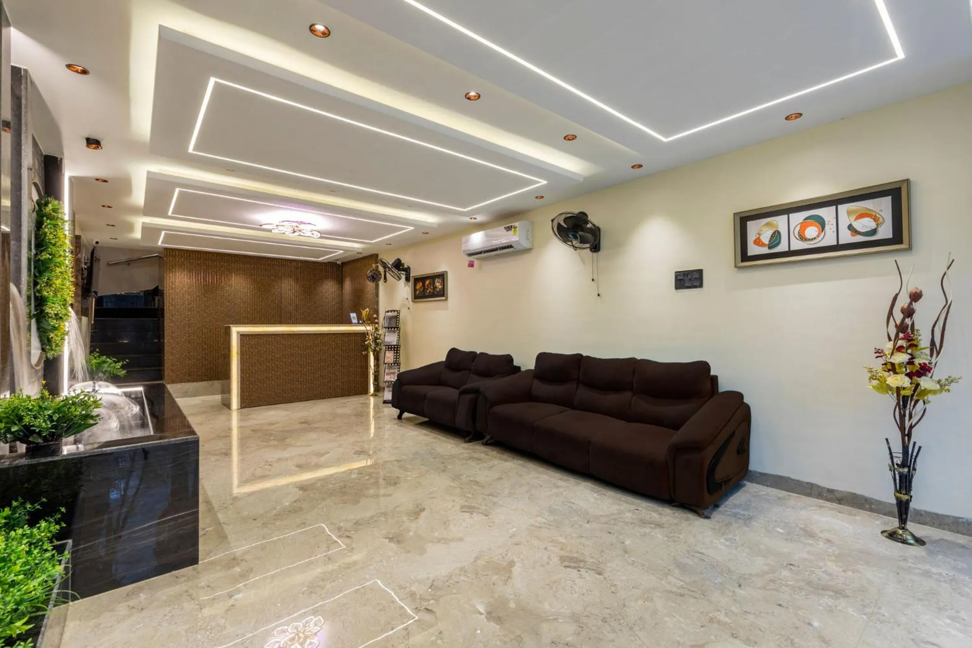 Facade/entrance in Hotel Zara International