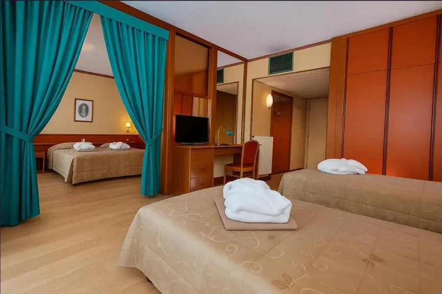 Bedroom, Bed in Hotel Savoia Thermae & SPA Bedroom, Bed in Hotel Savoia Thermae & SPA