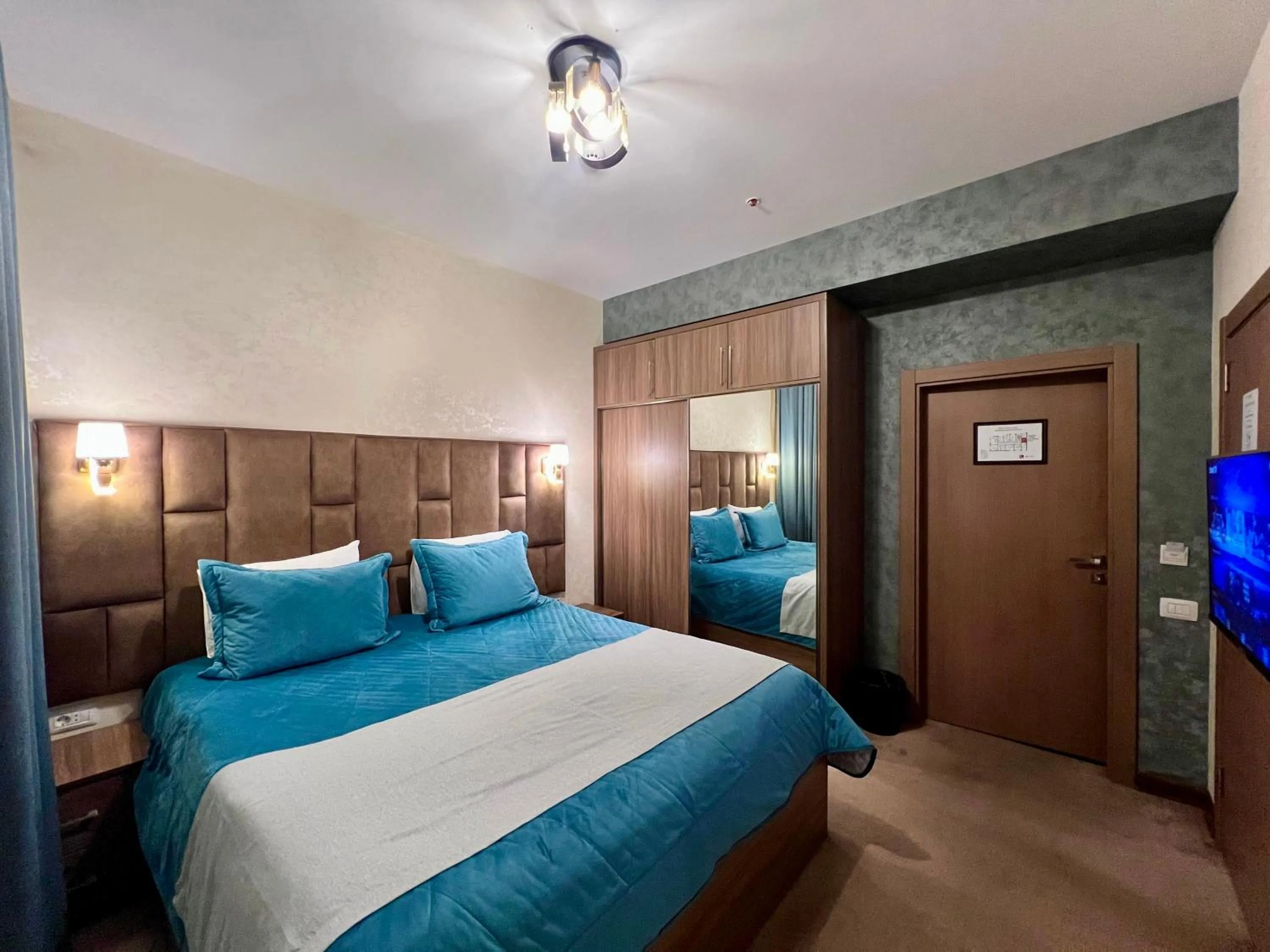 Bedroom, Bed in Alison Boulevard Hotel