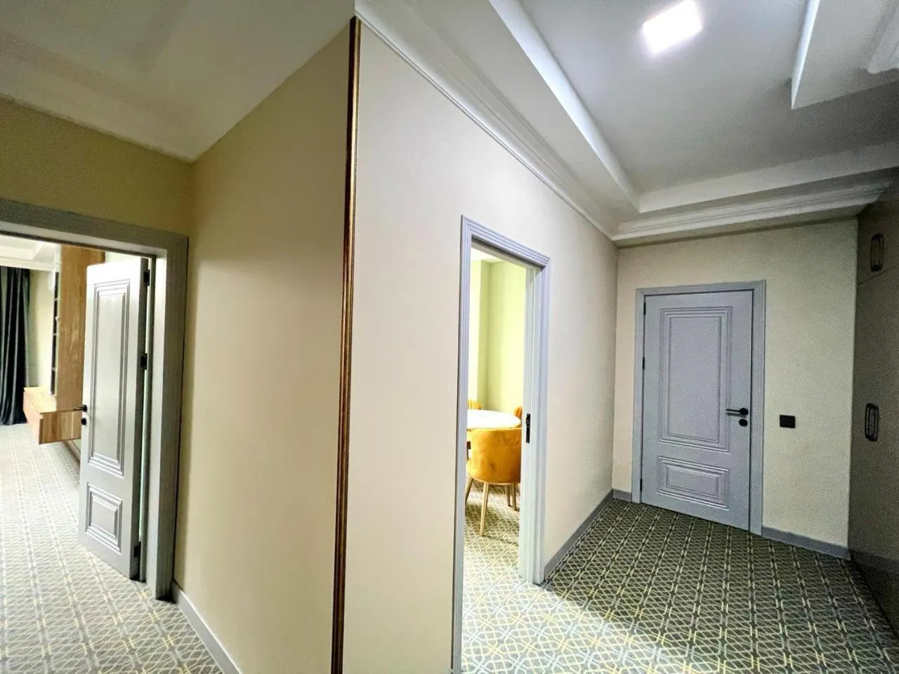 Photo of the whole room in Alison Boulevard Hotel
