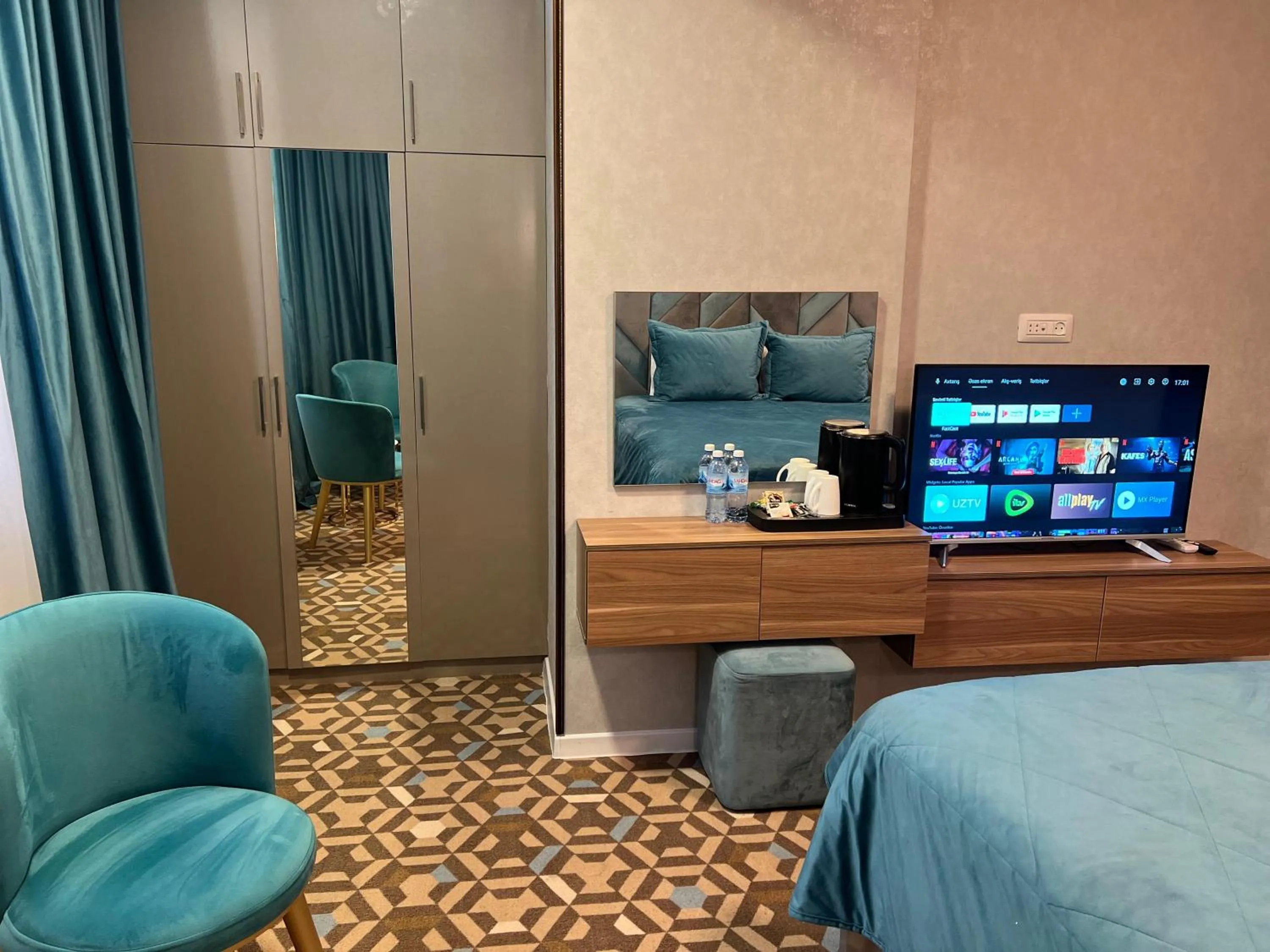 TV and multimedia in Alison Boulevard Hotel