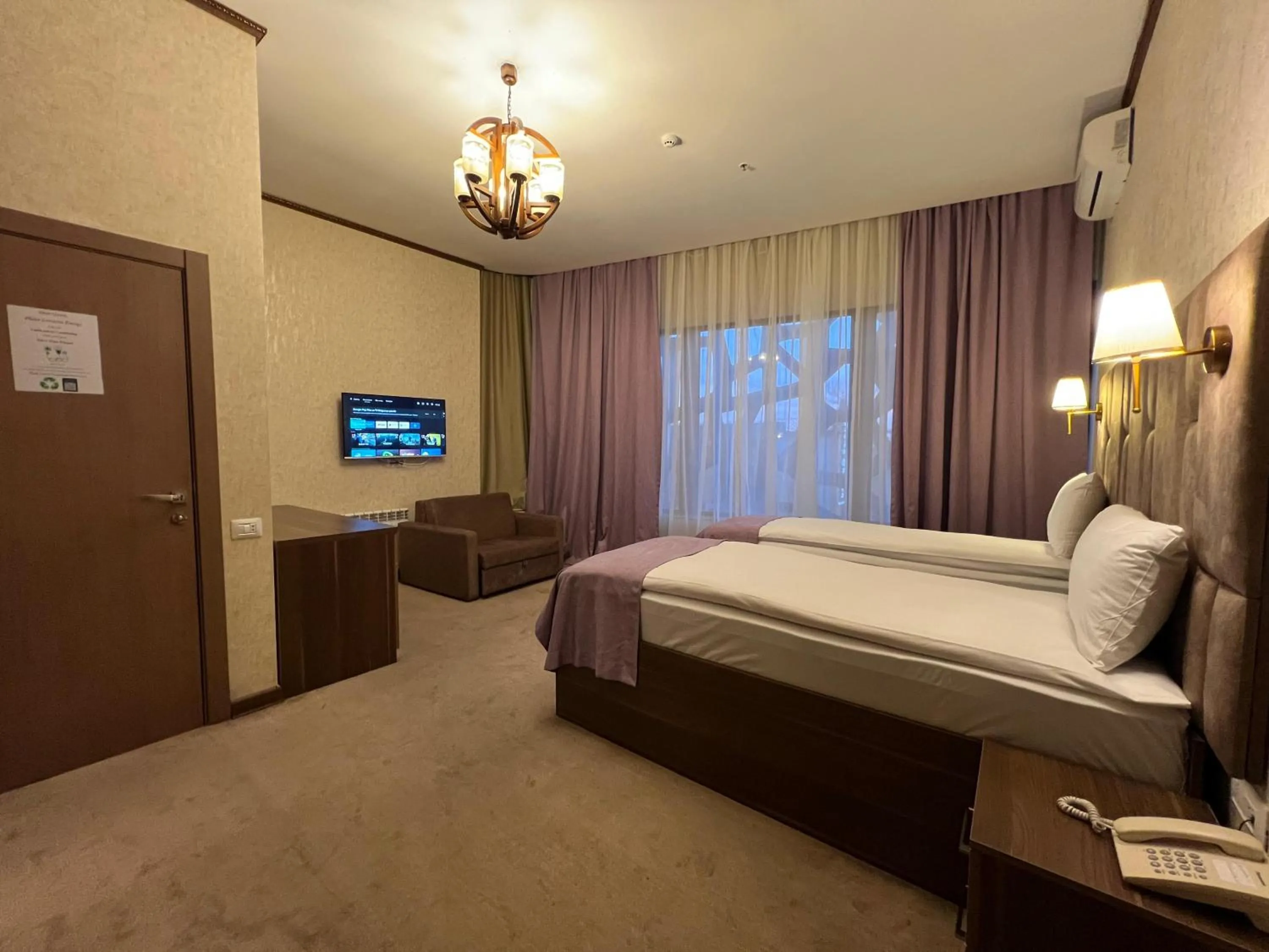 Bedroom, Bed in Alison Boulevard Hotel