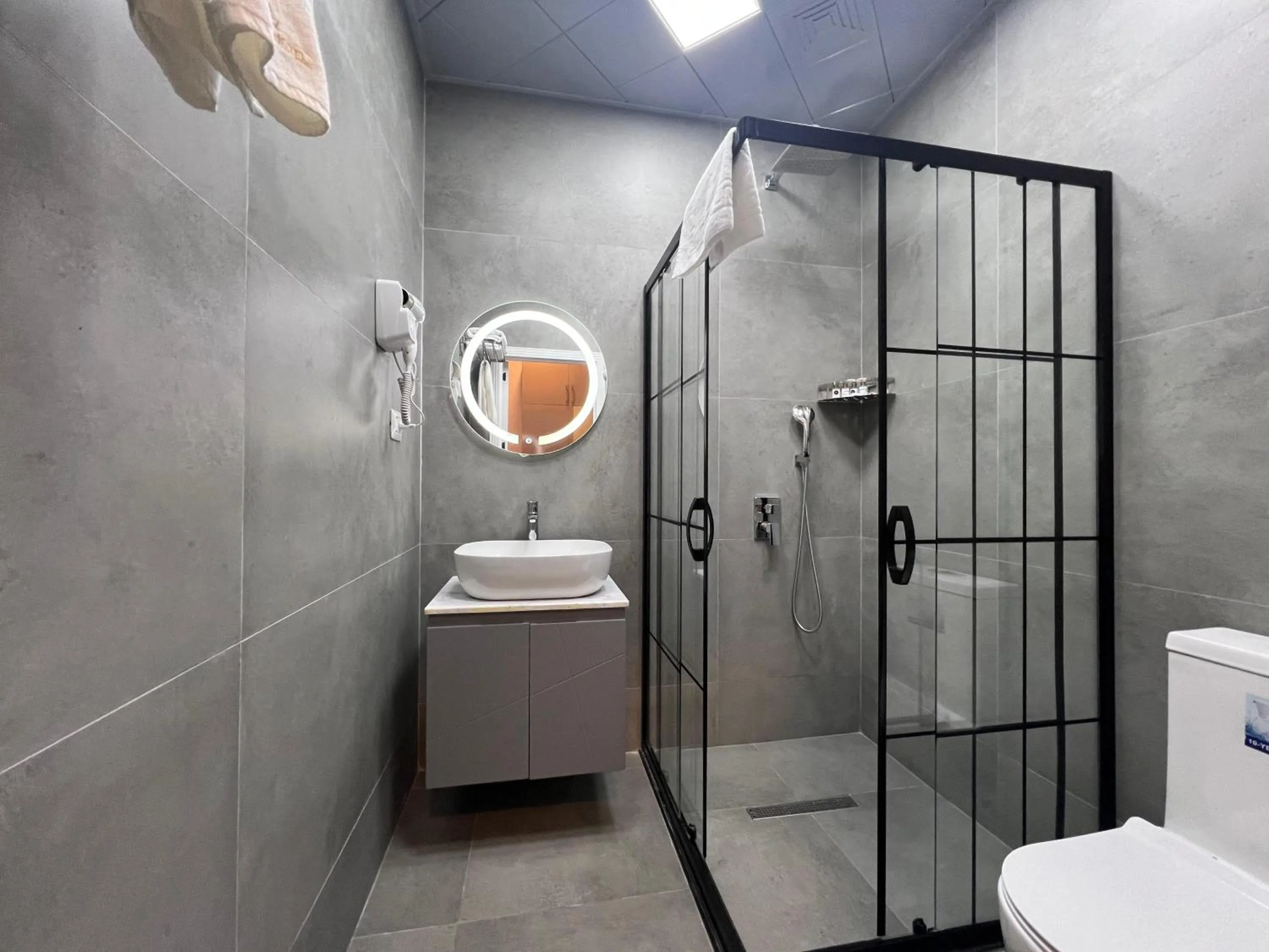 Bathroom in Alison Boulevard Hotel