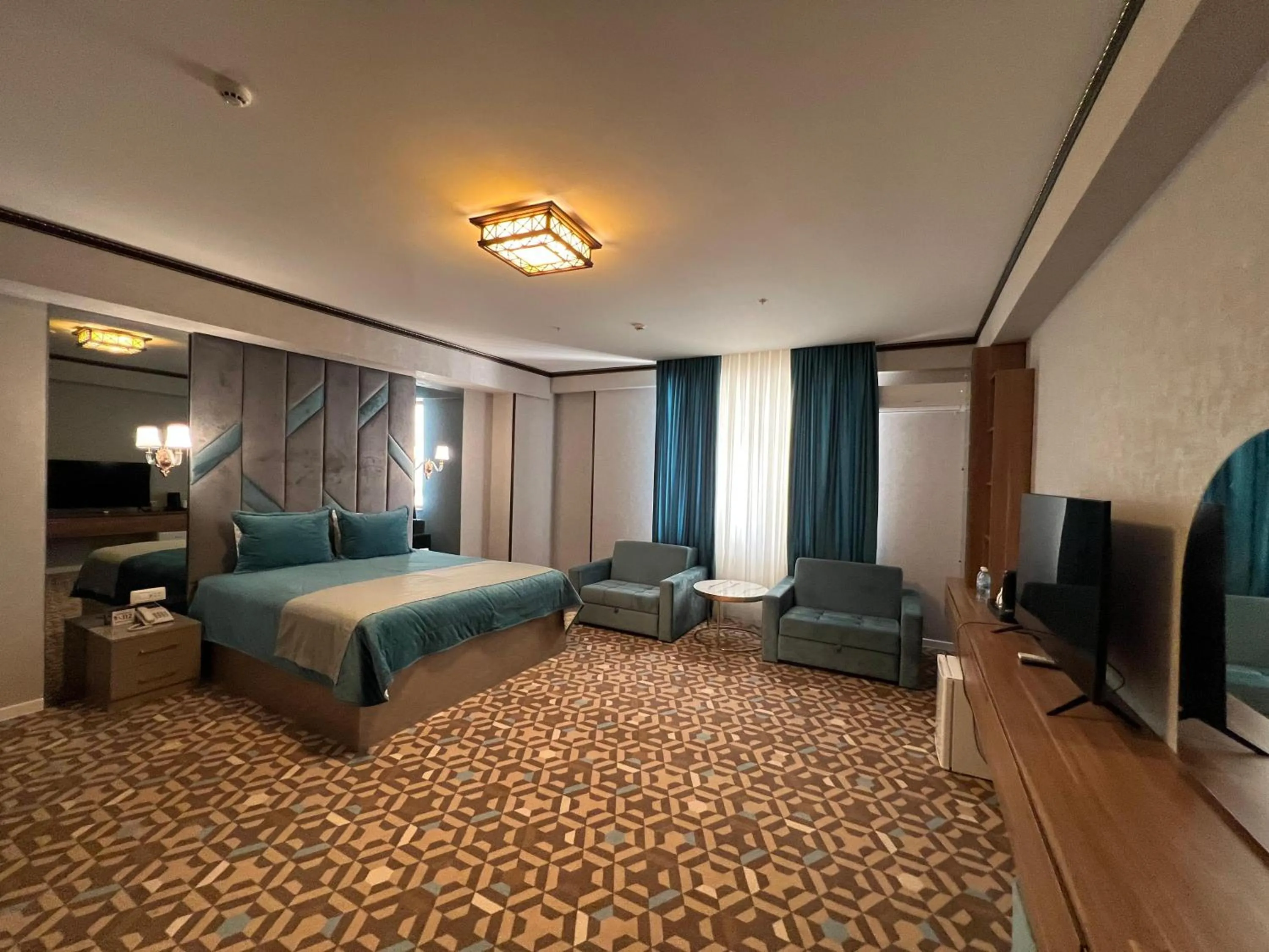 Photo of the whole room, Bed in Alison Boulevard Hotel