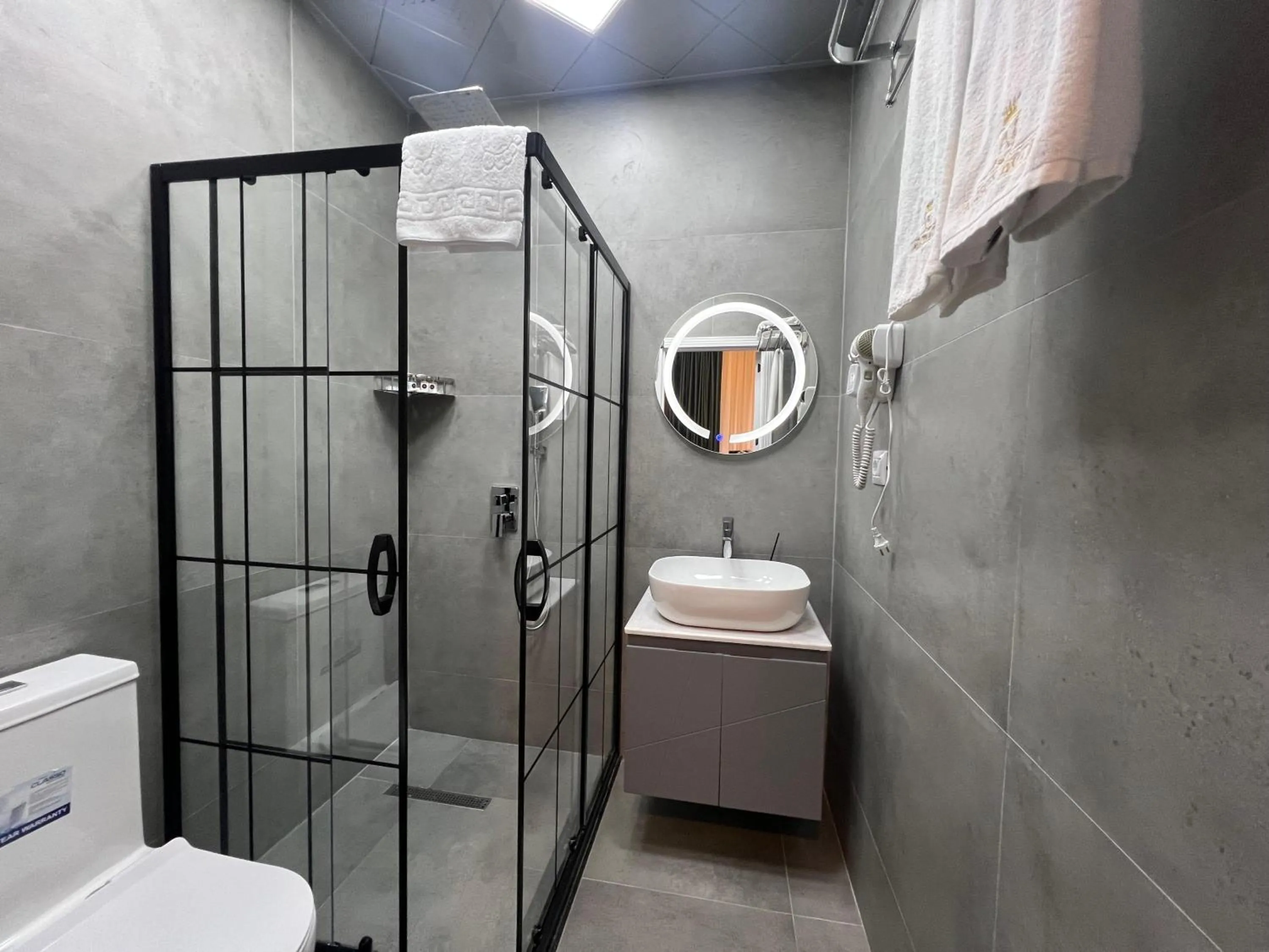 Bathroom in Alison Boulevard Hotel