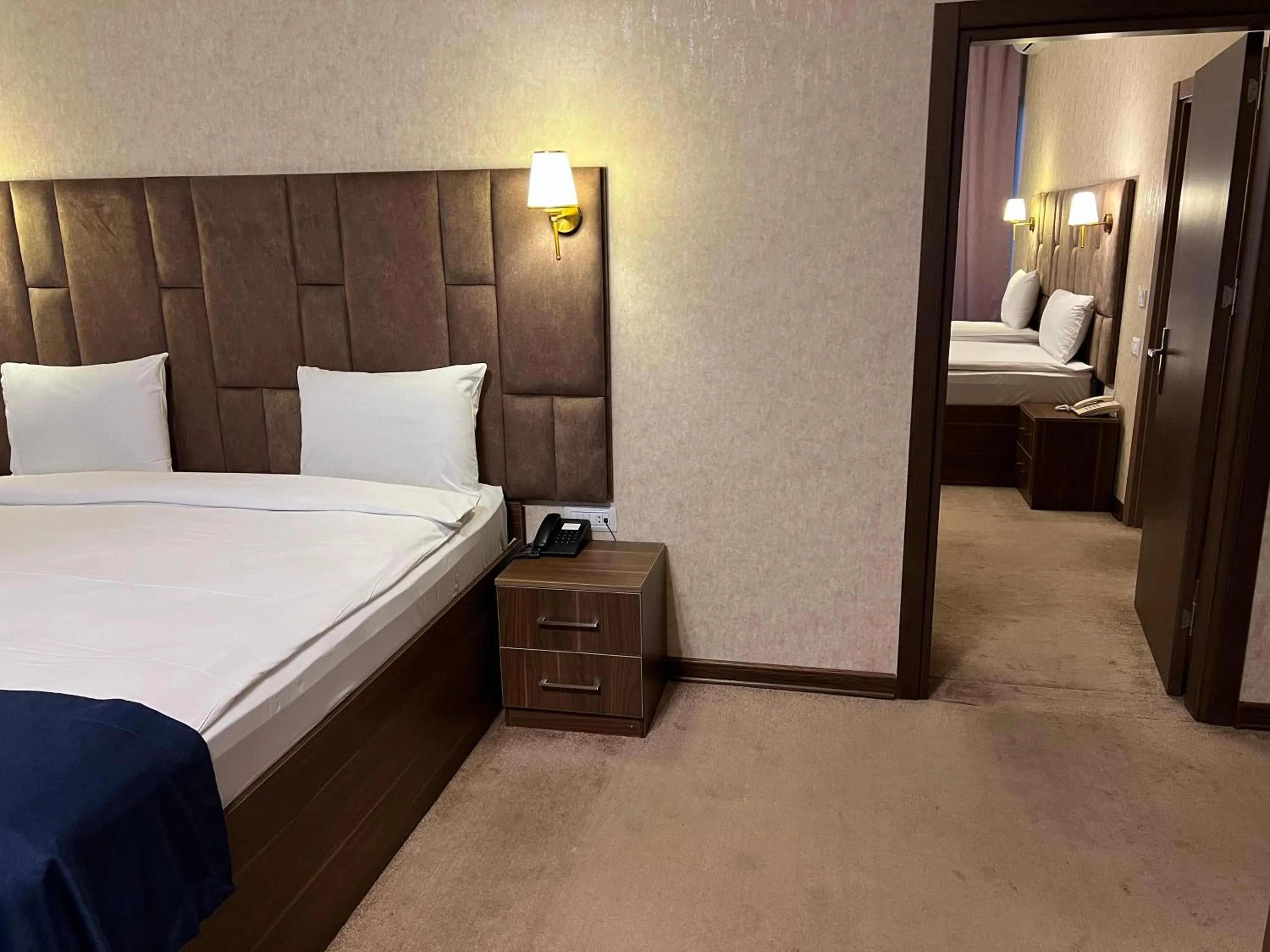 Photo of the whole room, Bed in Alison Boulevard Hotel
