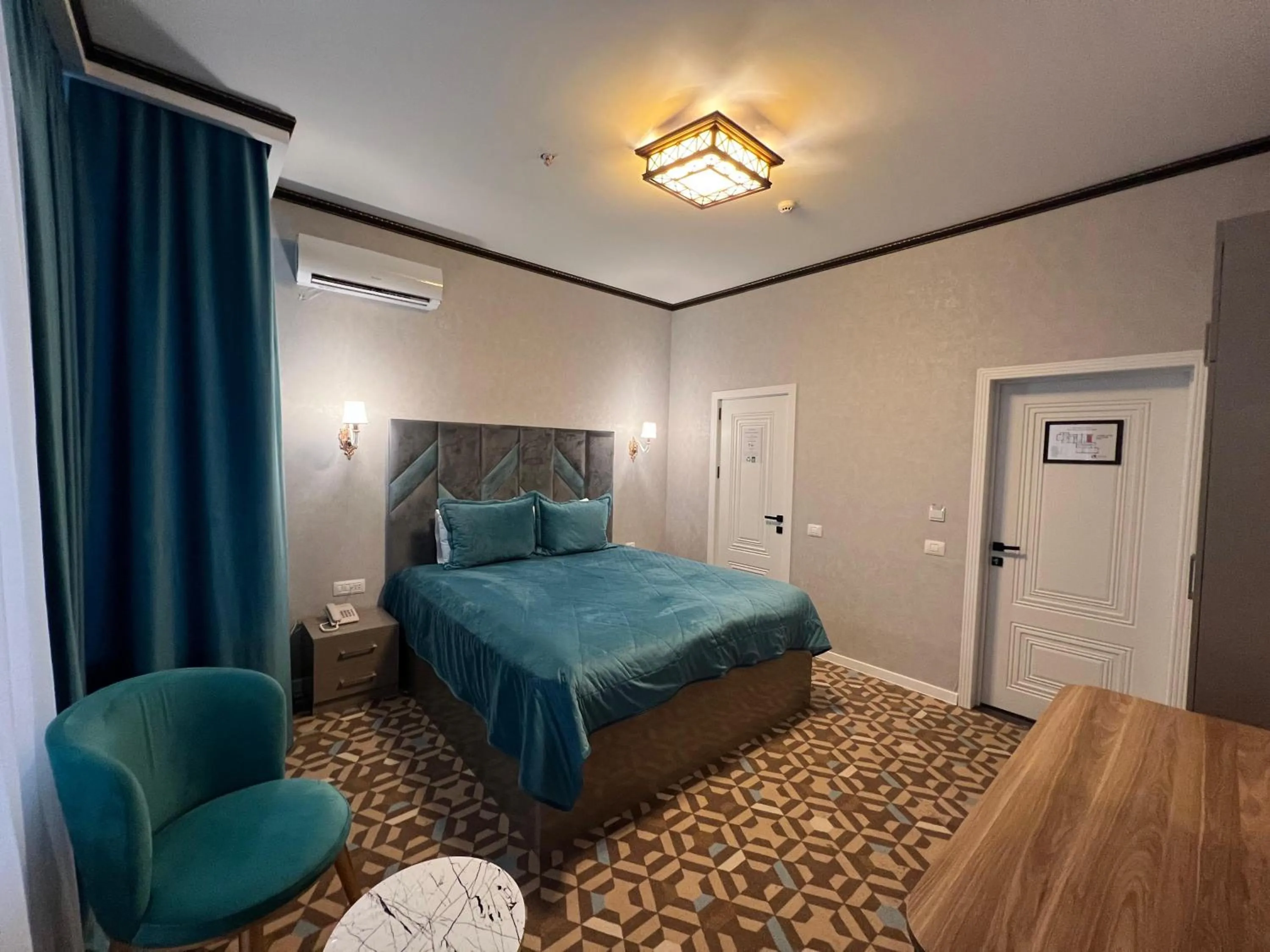 Bedroom, Bed in Alison Boulevard Hotel