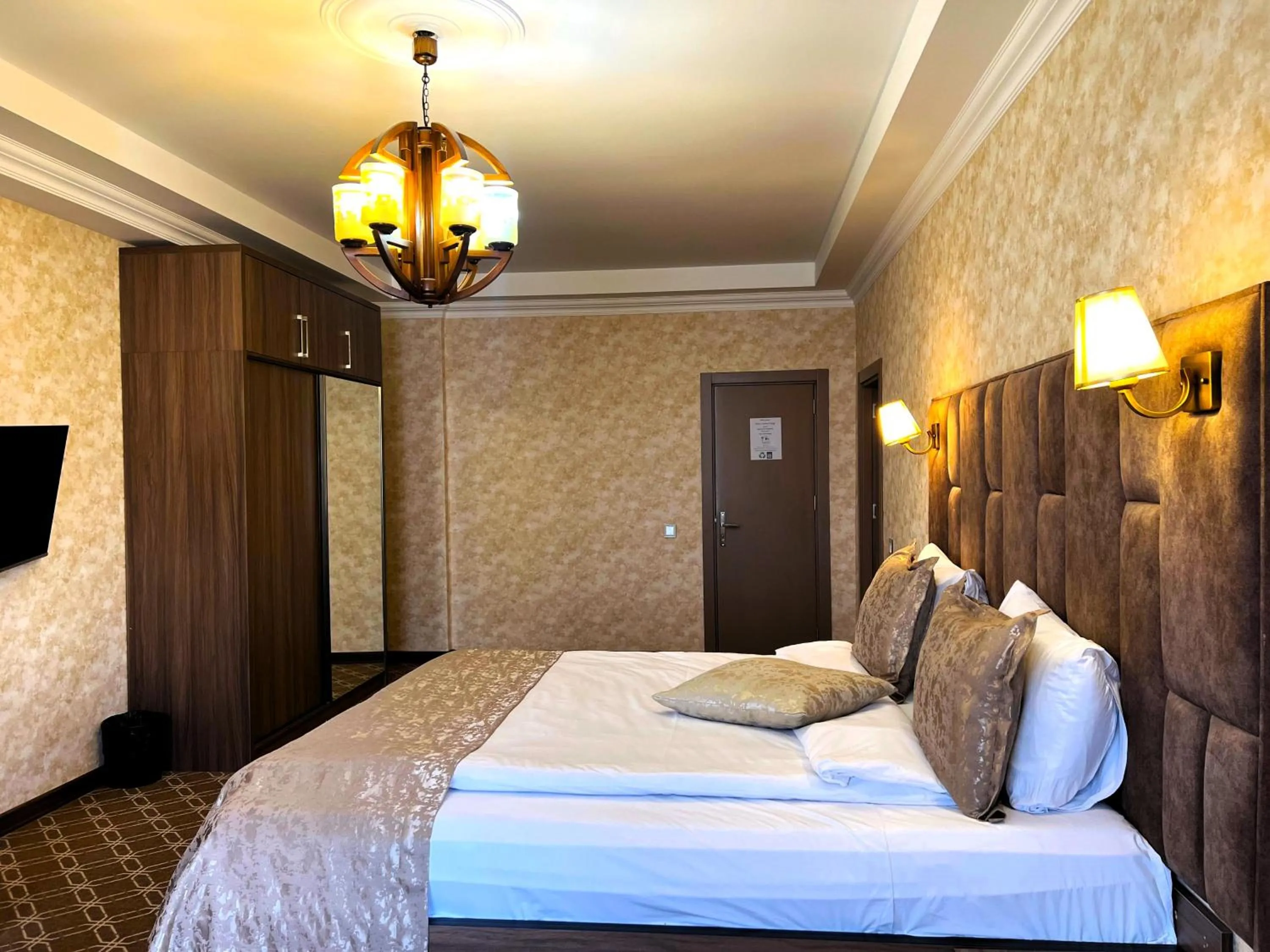 Bedroom, Bed in Alison Boulevard Hotel