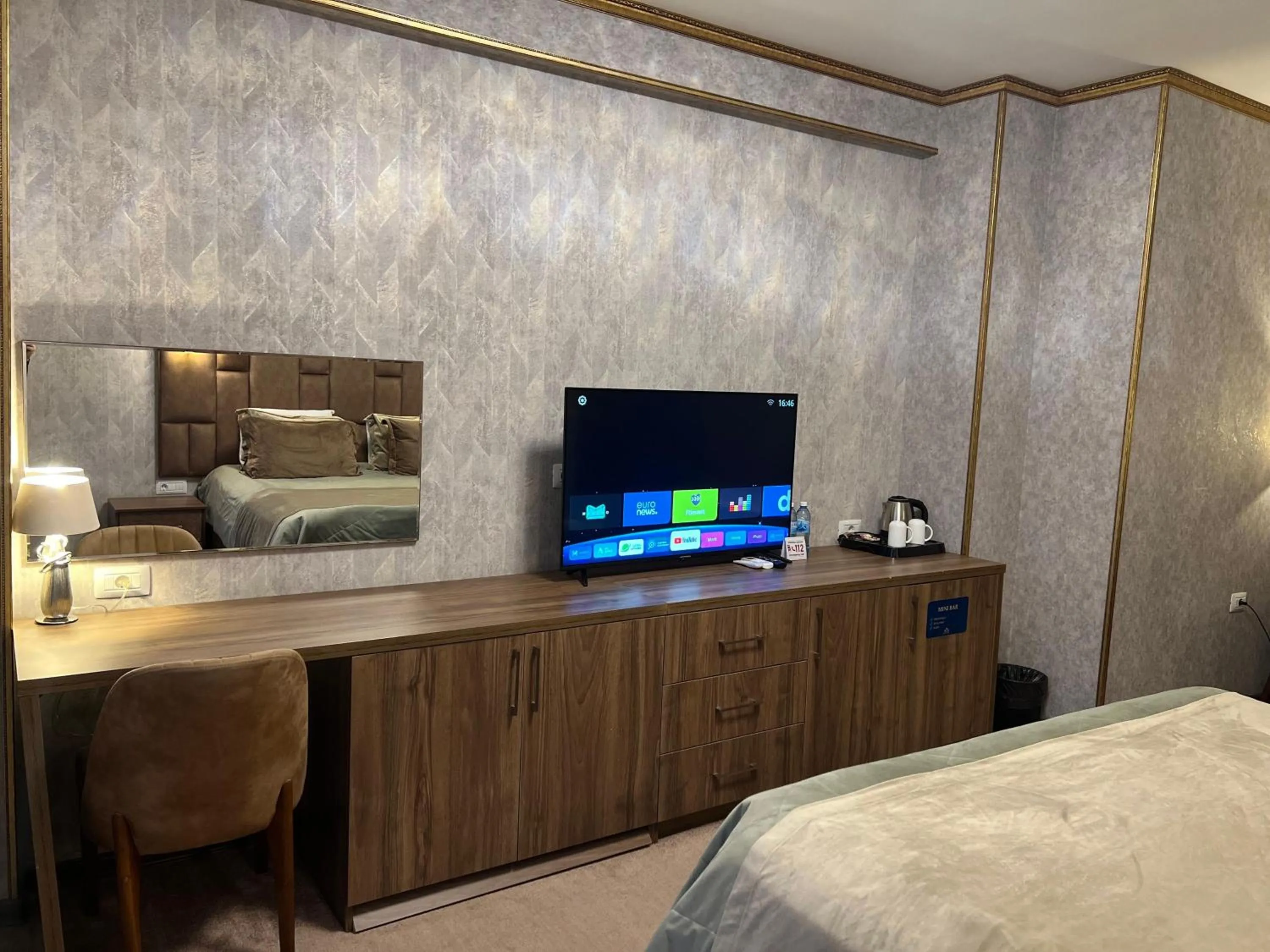 TV and multimedia, Bed in Alison Boulevard Hotel