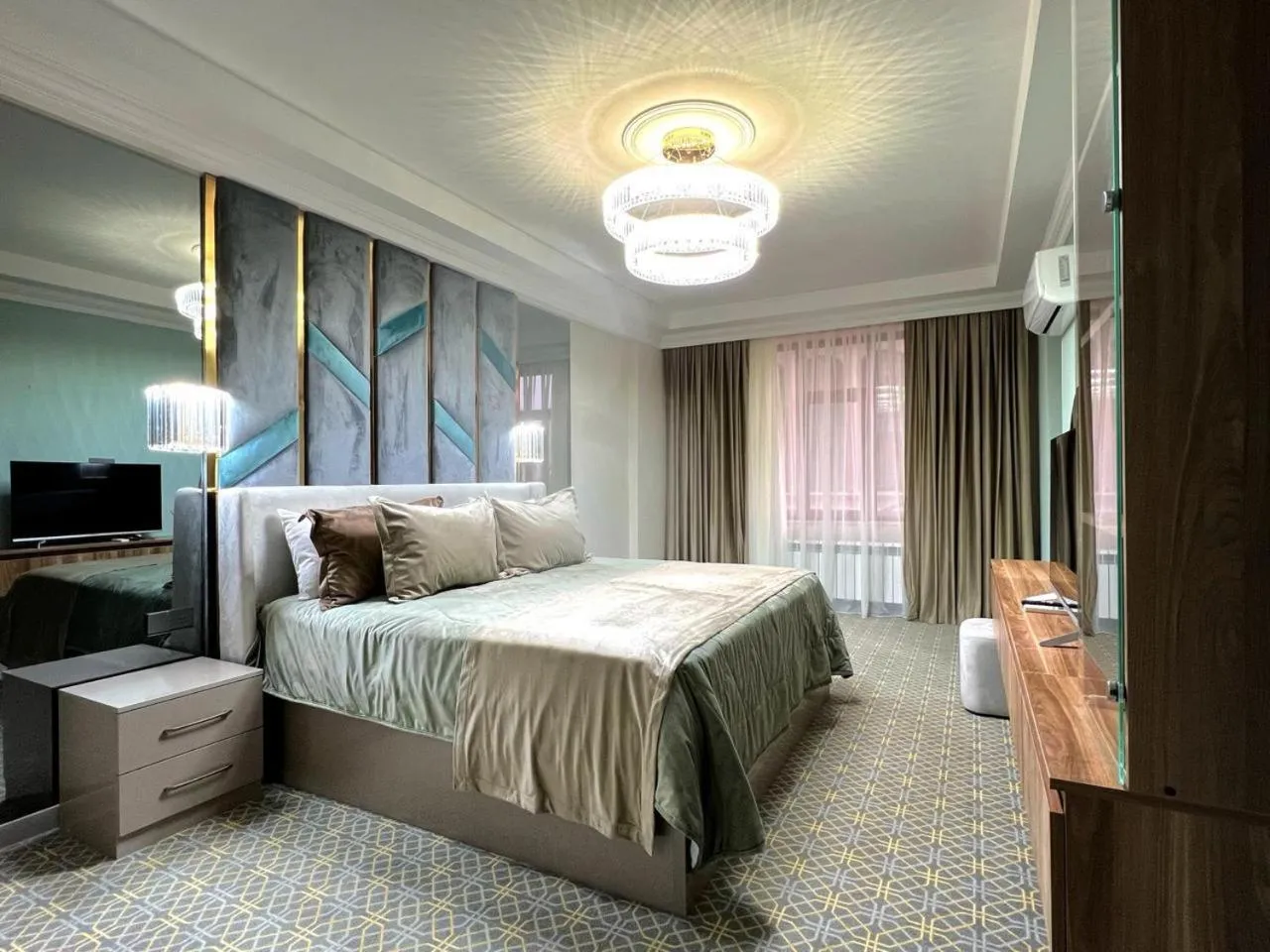 Bedroom, Bed in Alison Boulevard Hotel