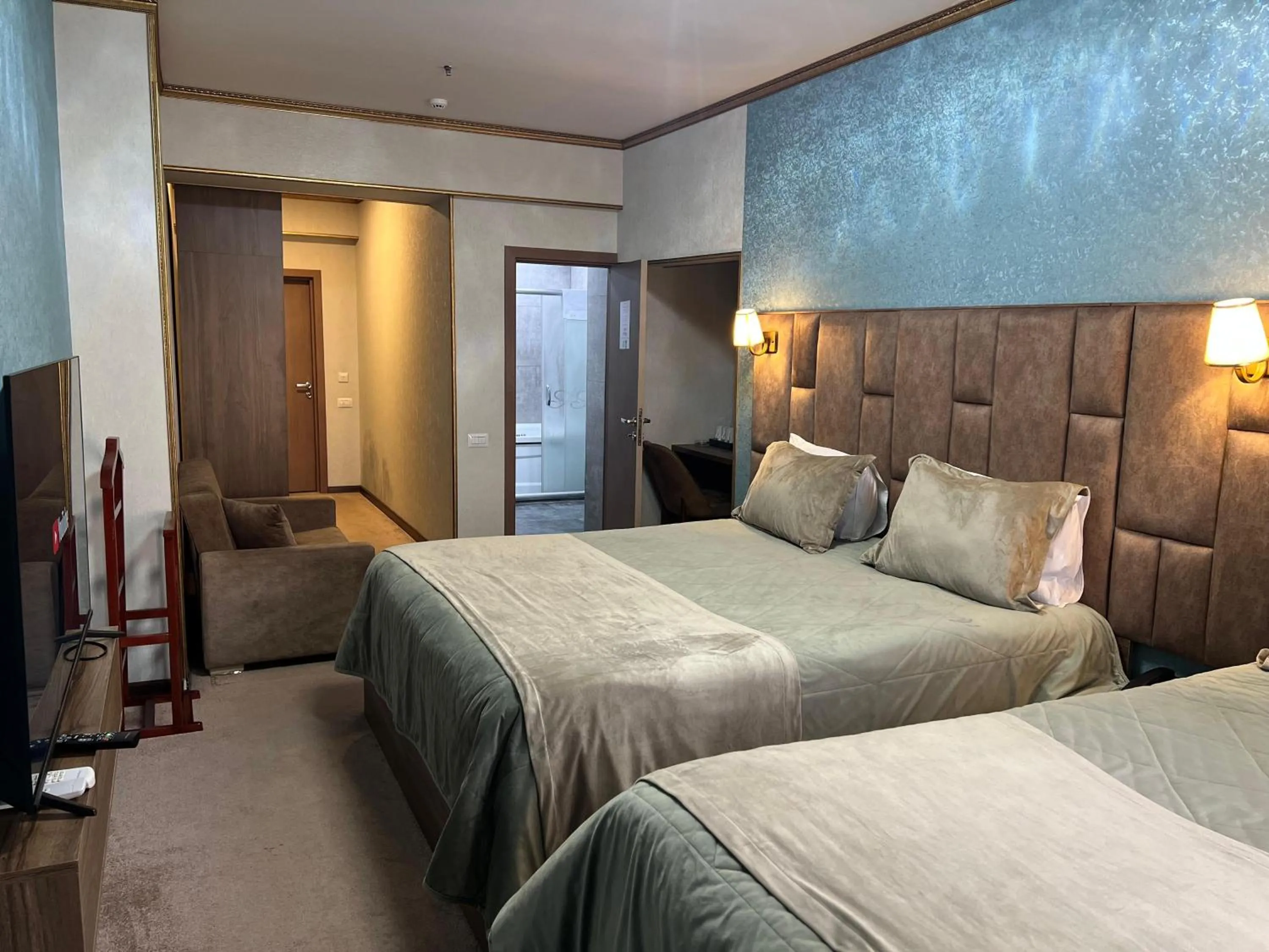 Bedroom, Bed in Alison Boulevard Hotel