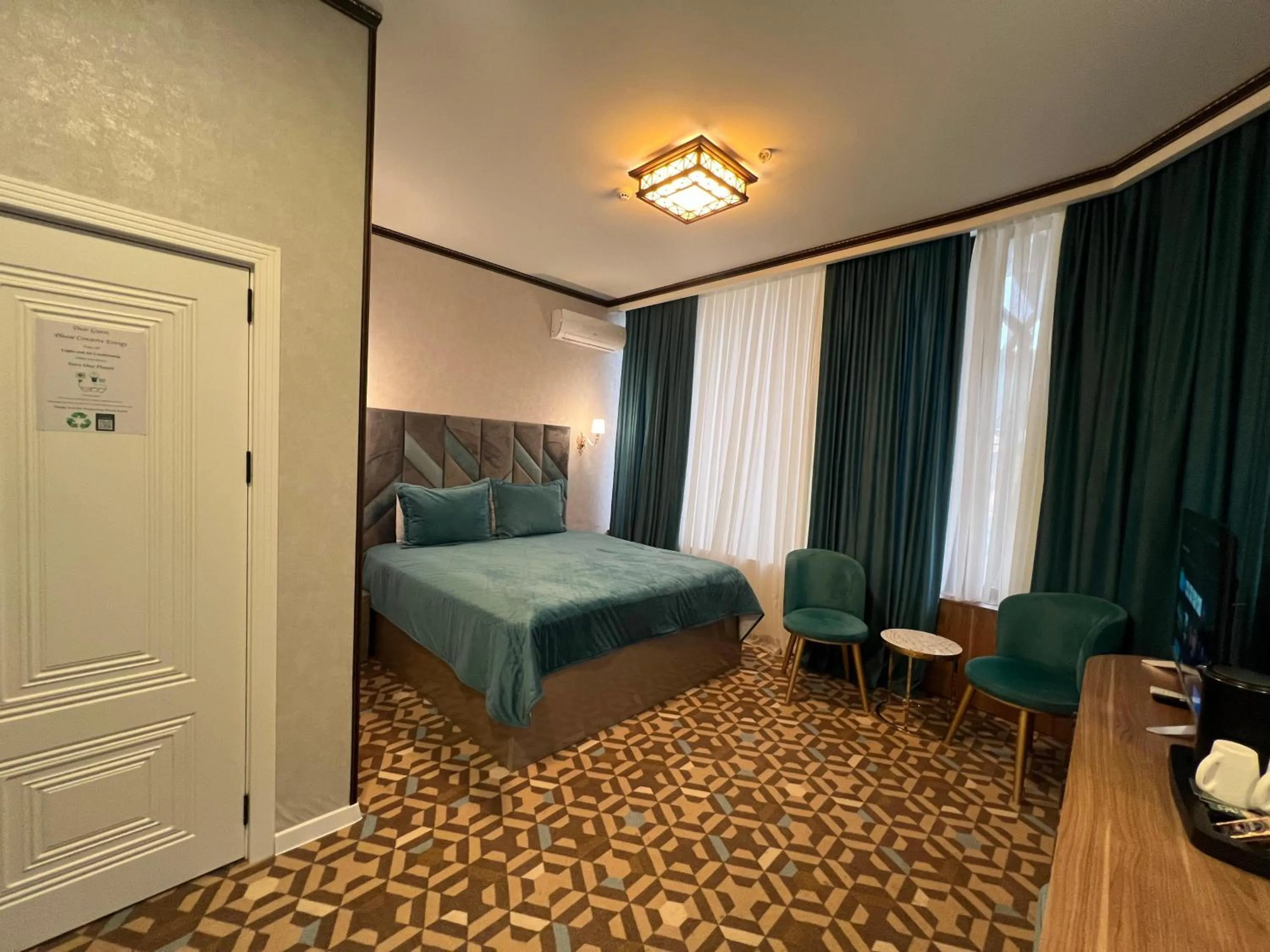 Bedroom, Bed in Alison Boulevard Hotel