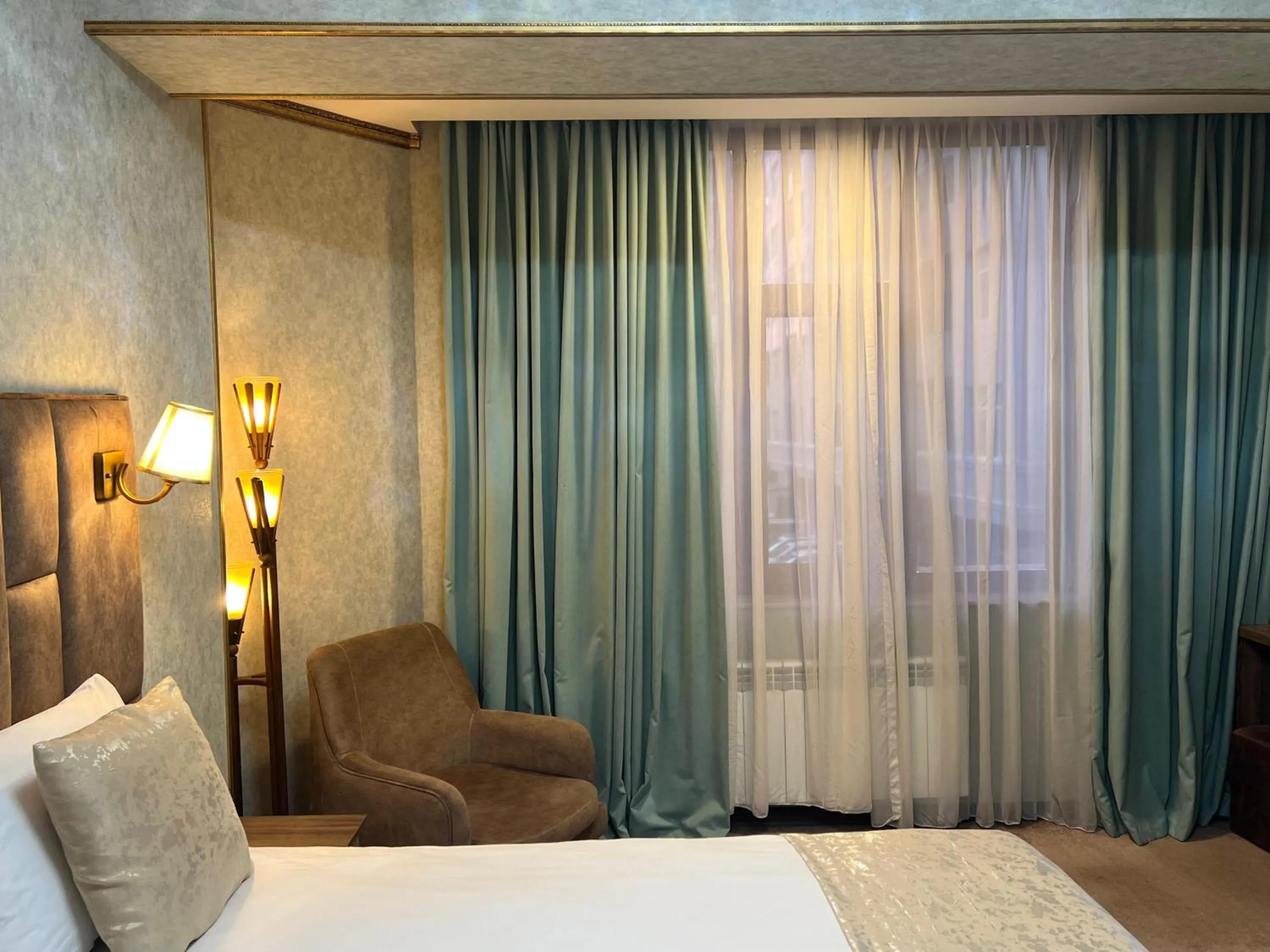 Seating area, Bed in Alison Boulevard Hotel