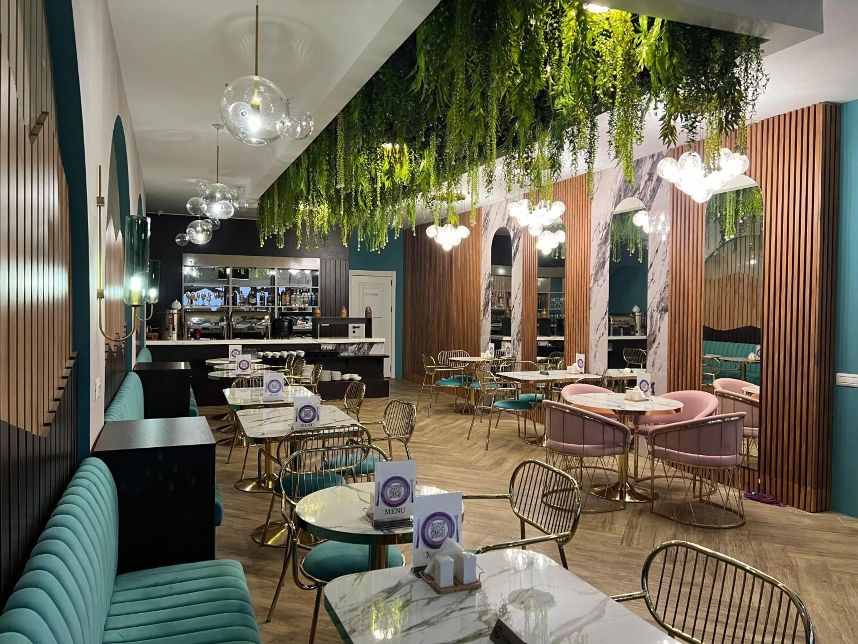 Restaurant/places to eat in Alison Boulevard Hotel