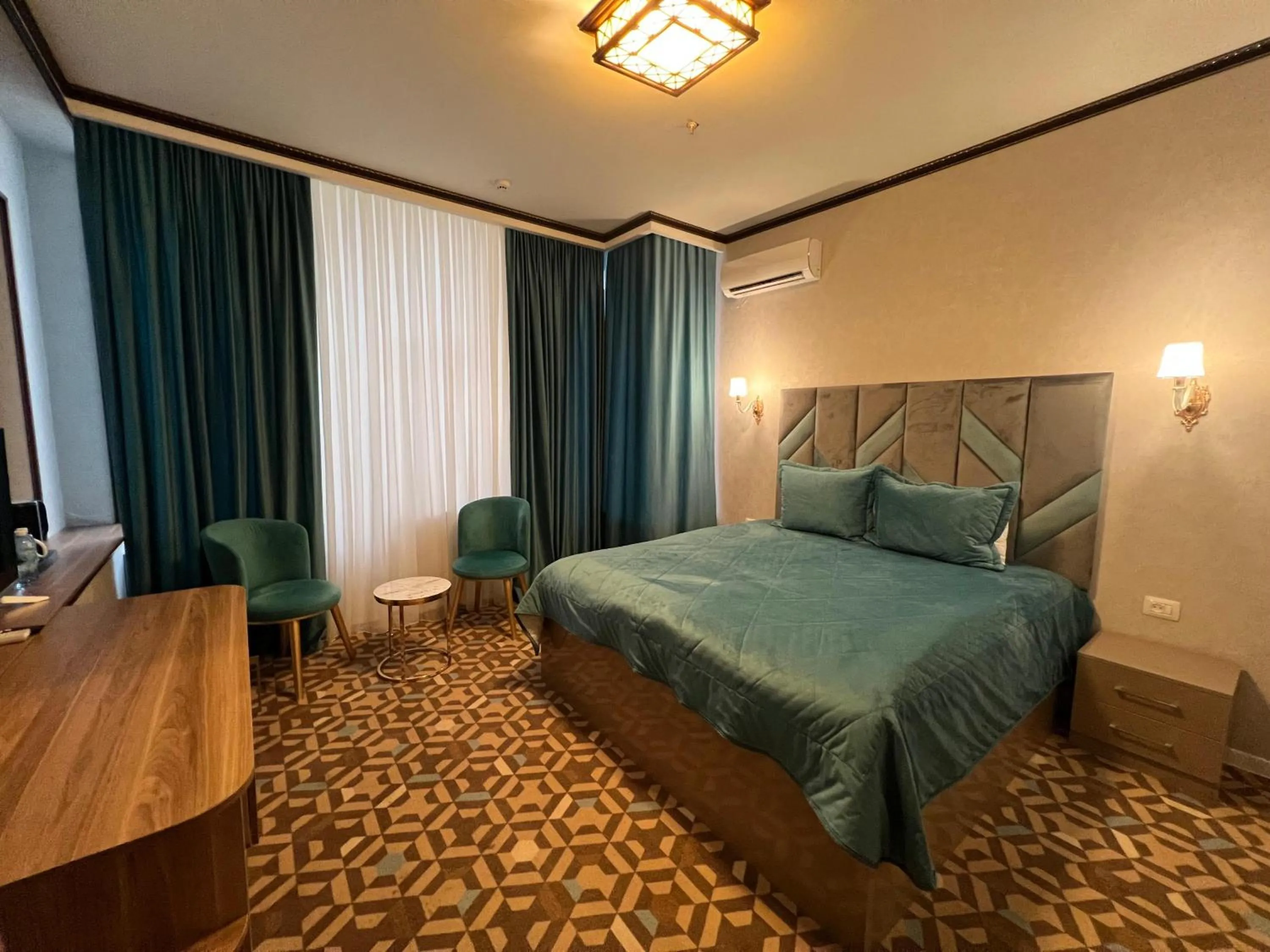 Bedroom, Bed in Alison Boulevard Hotel