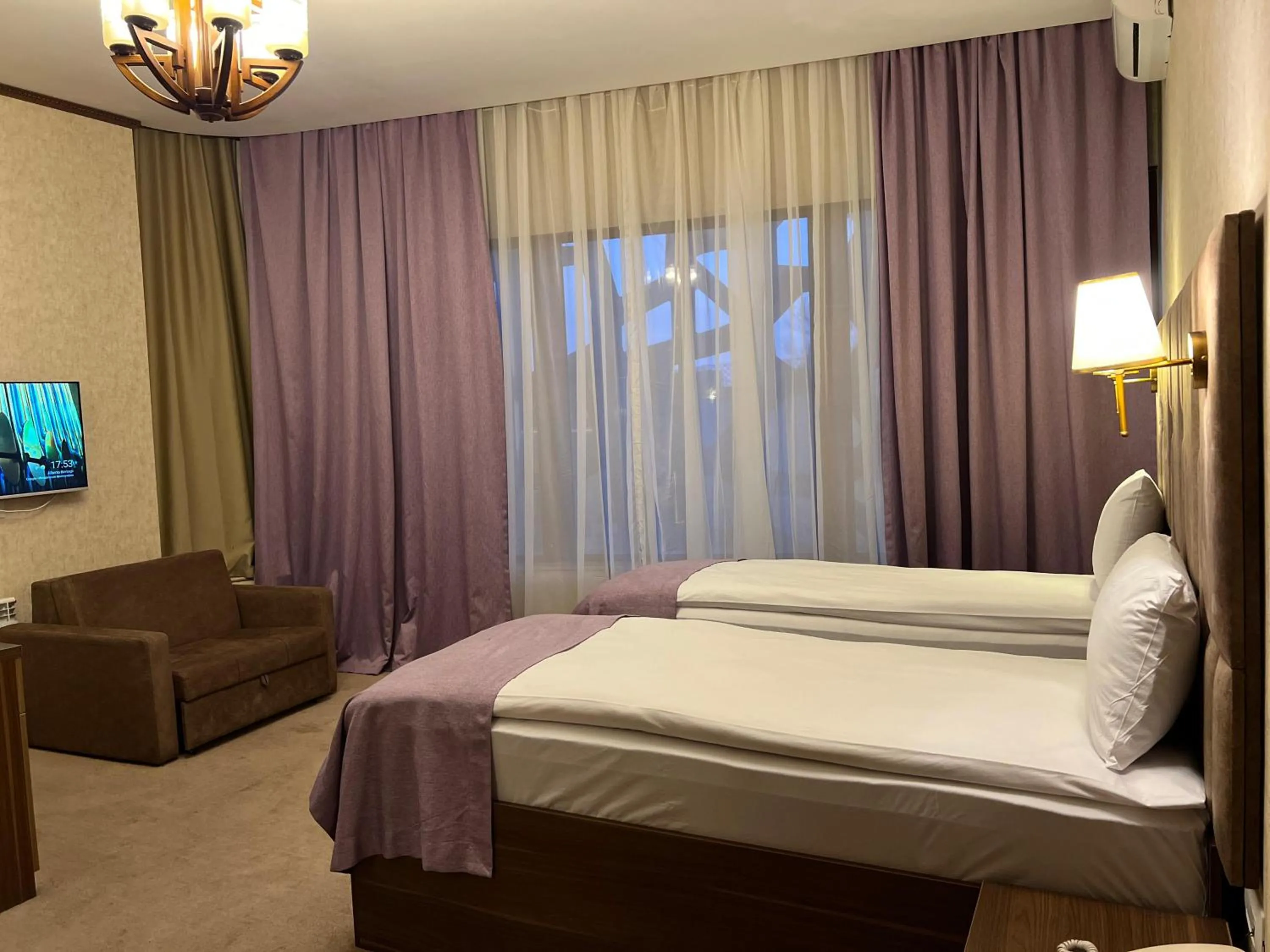 Bedroom, Bed in Alison Boulevard Hotel