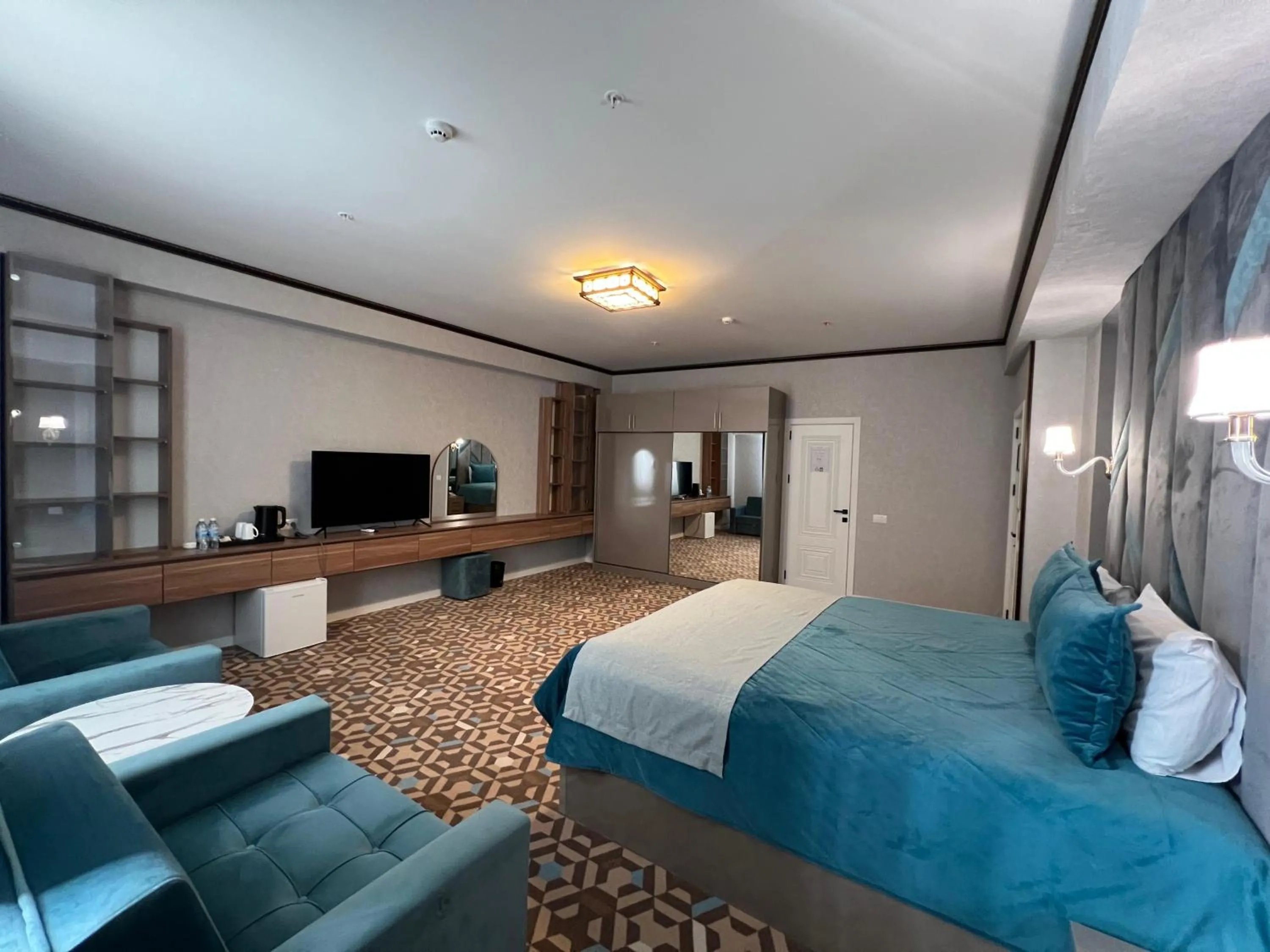 Photo of the whole room, Bed in Alison Boulevard Hotel