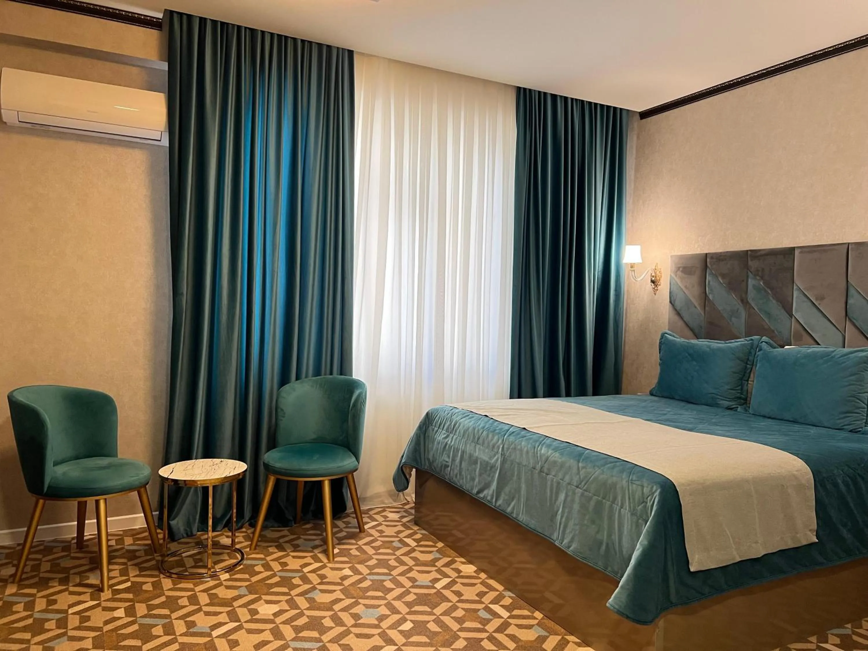 Bedroom, Bed in Alison Boulevard Hotel