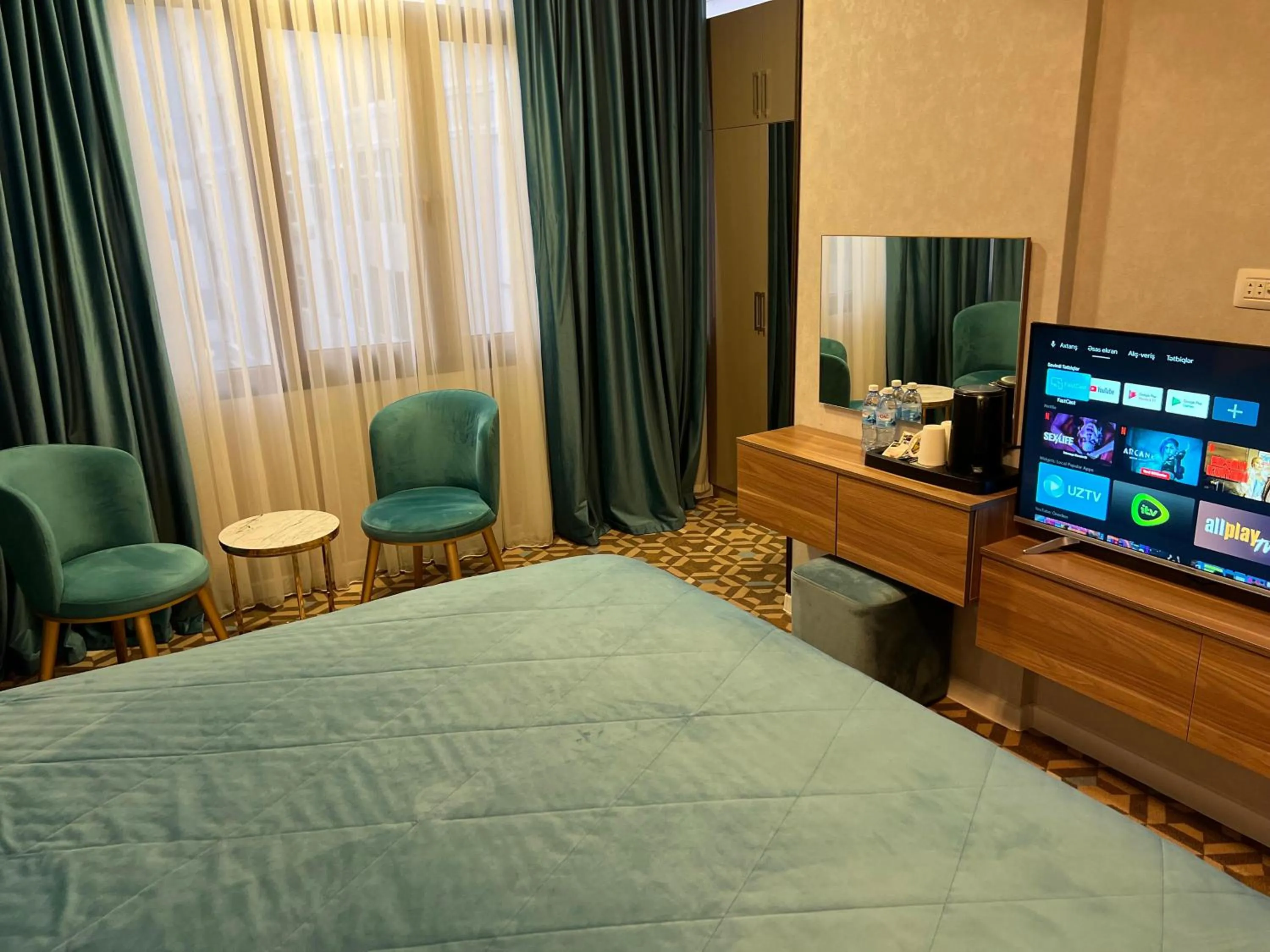 Seating area, Bed in Alison Boulevard Hotel