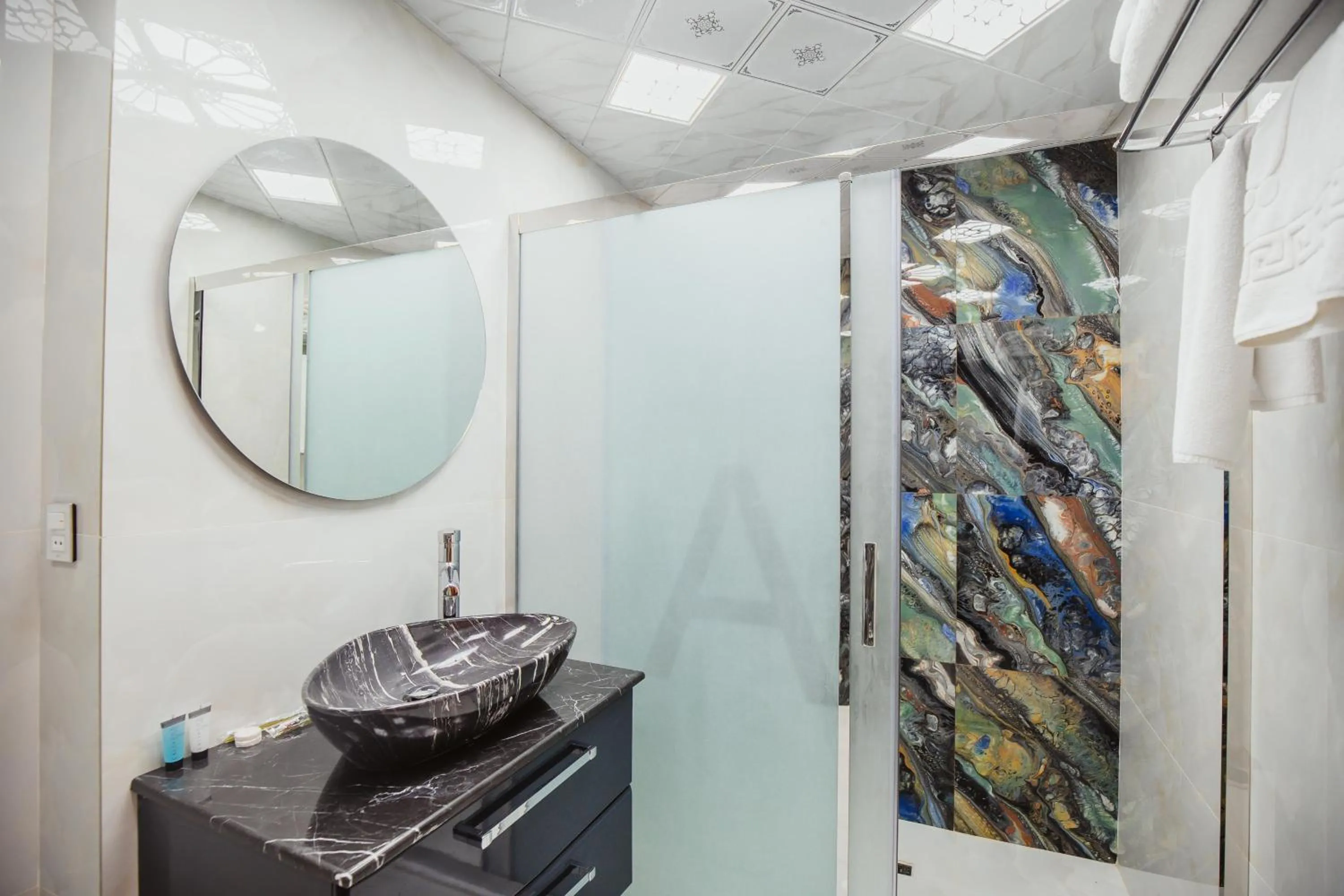 Bathroom in Alison Boulevard Hotel