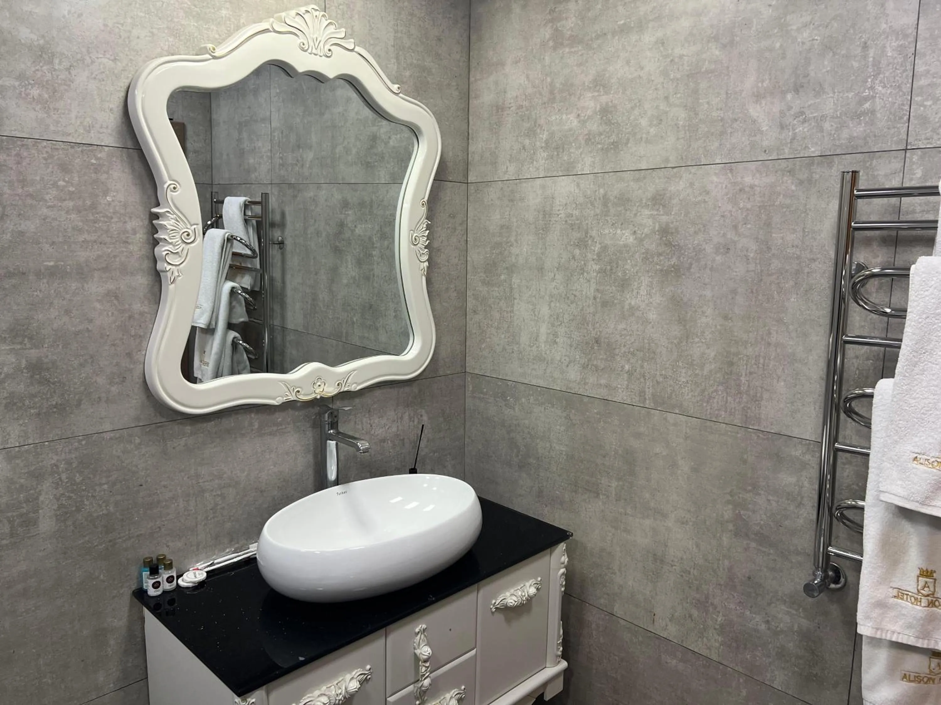 Bathroom in Alison Boulevard Hotel