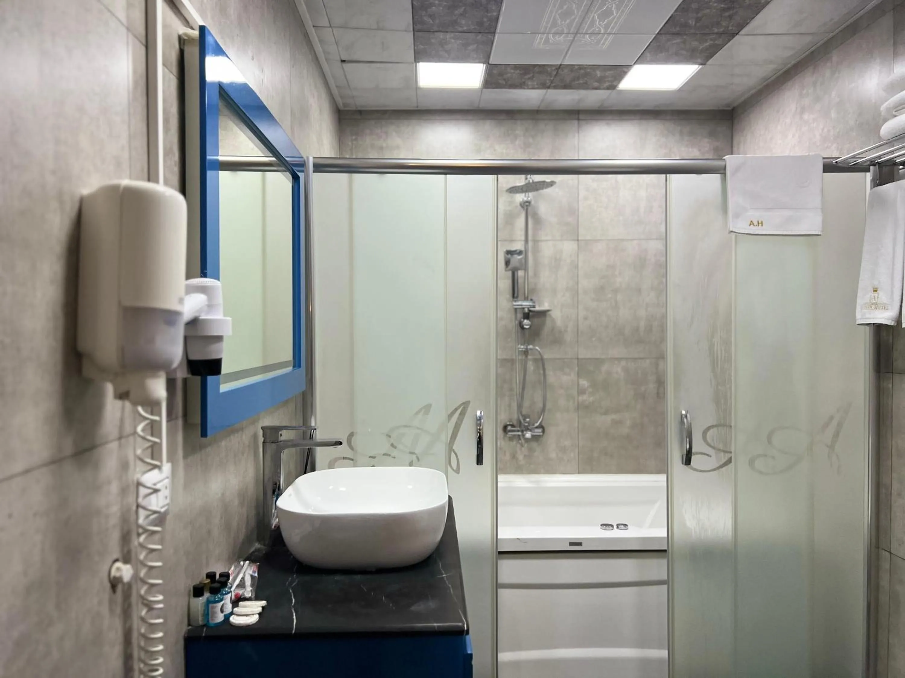 Bathroom in Alison Boulevard Hotel