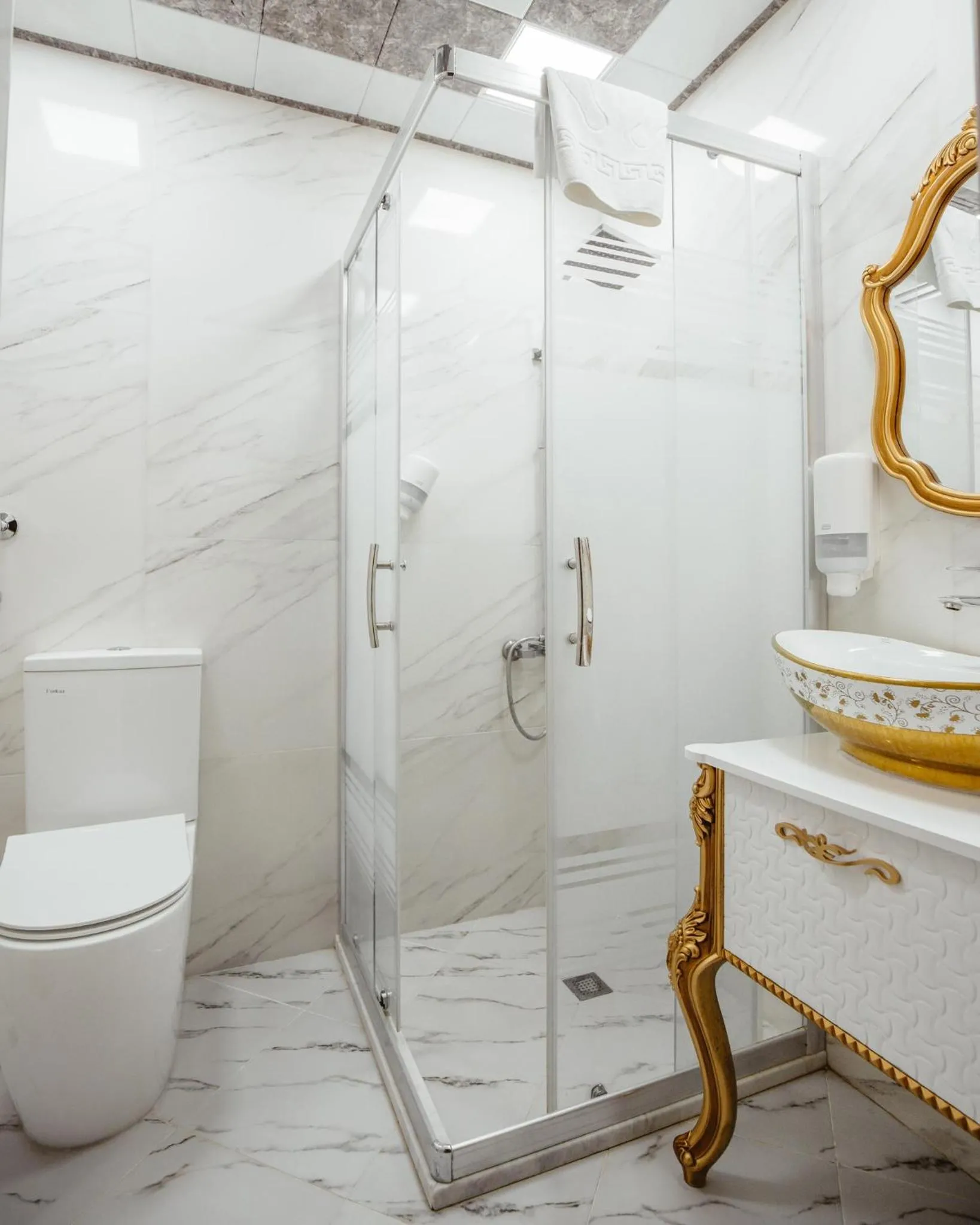 Bathroom in Alison Boulevard Hotel