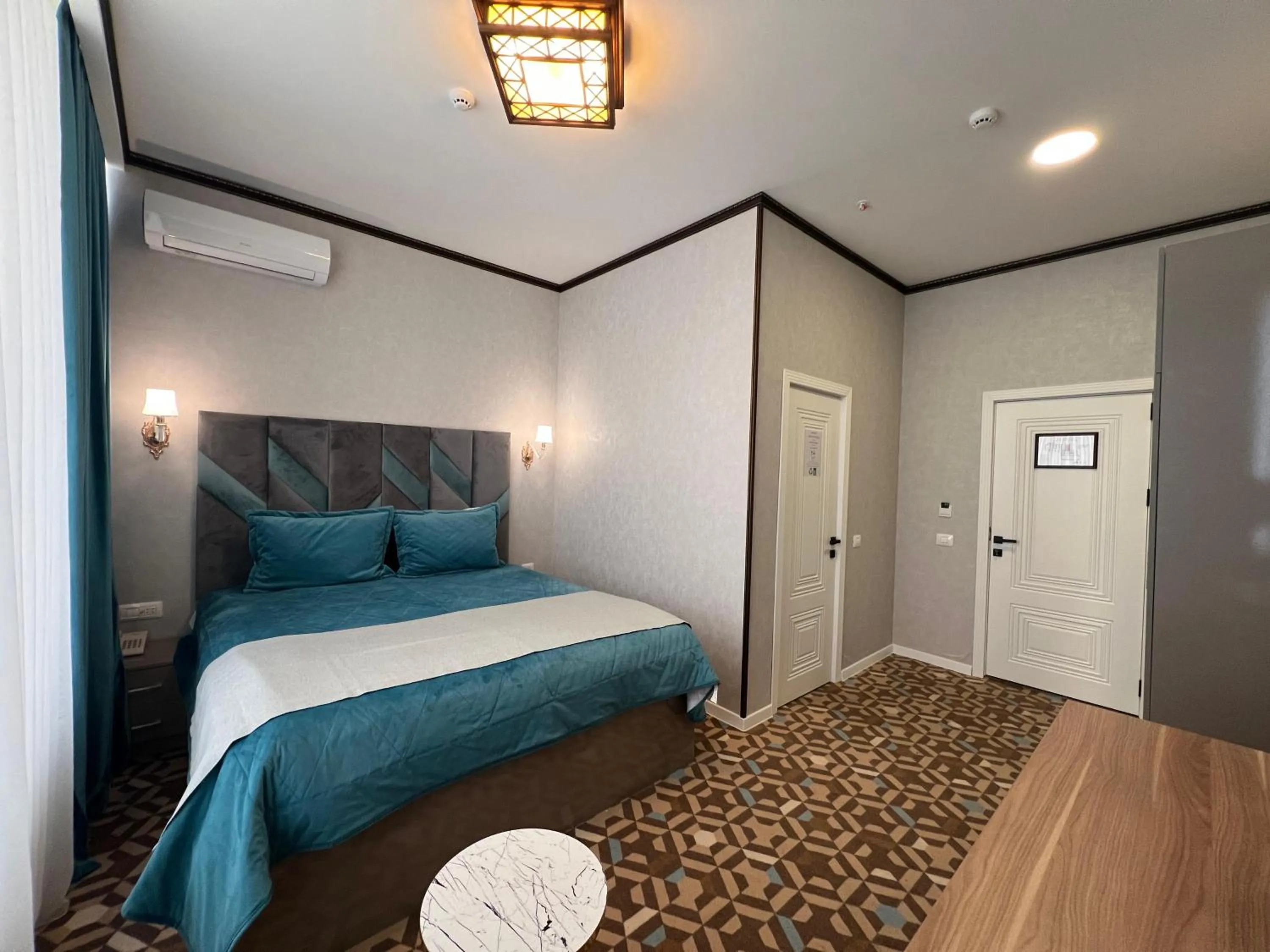 Bedroom, Bed in Alison Boulevard Hotel