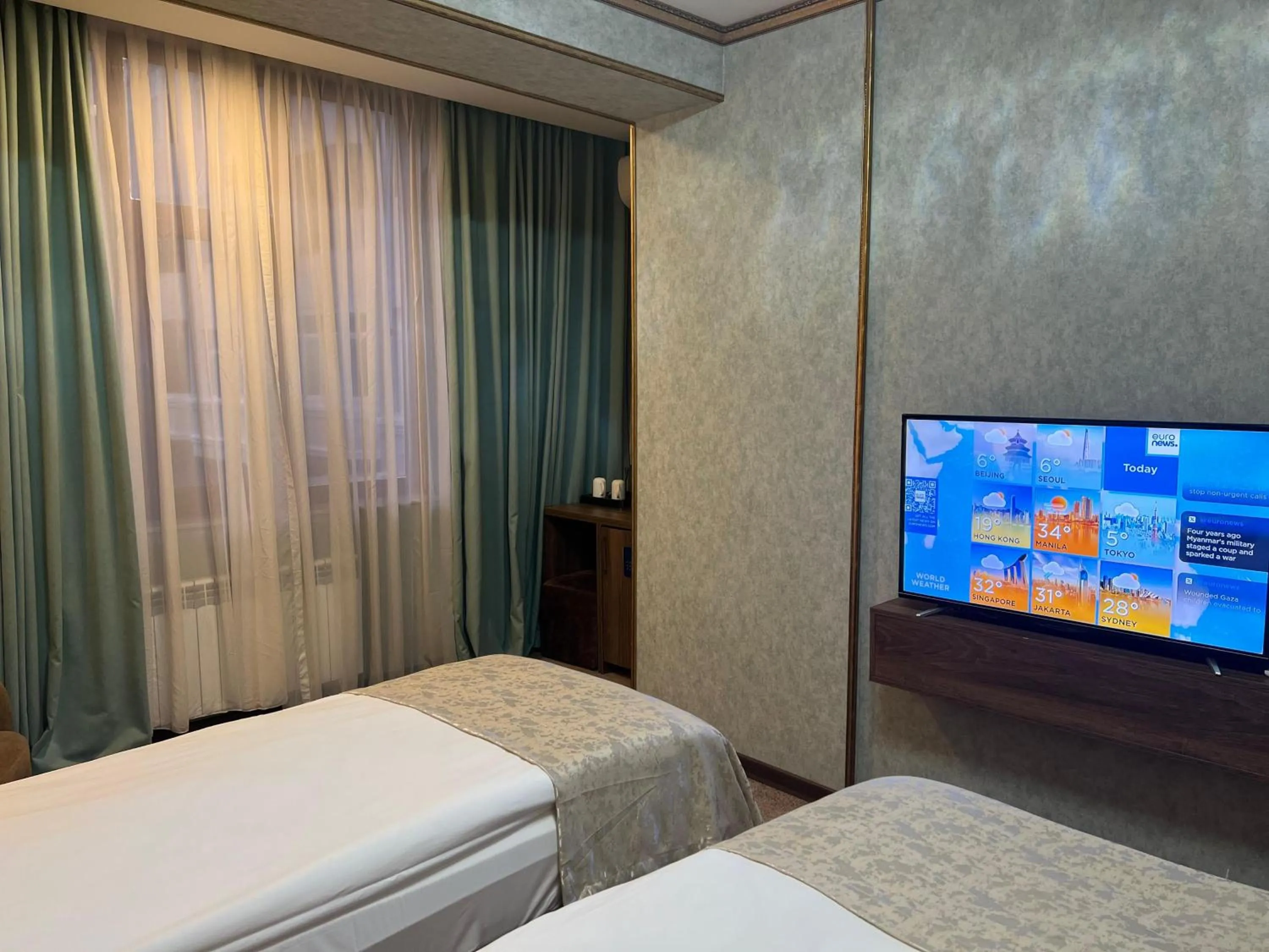 TV and multimedia, Bed in Alison Boulevard Hotel