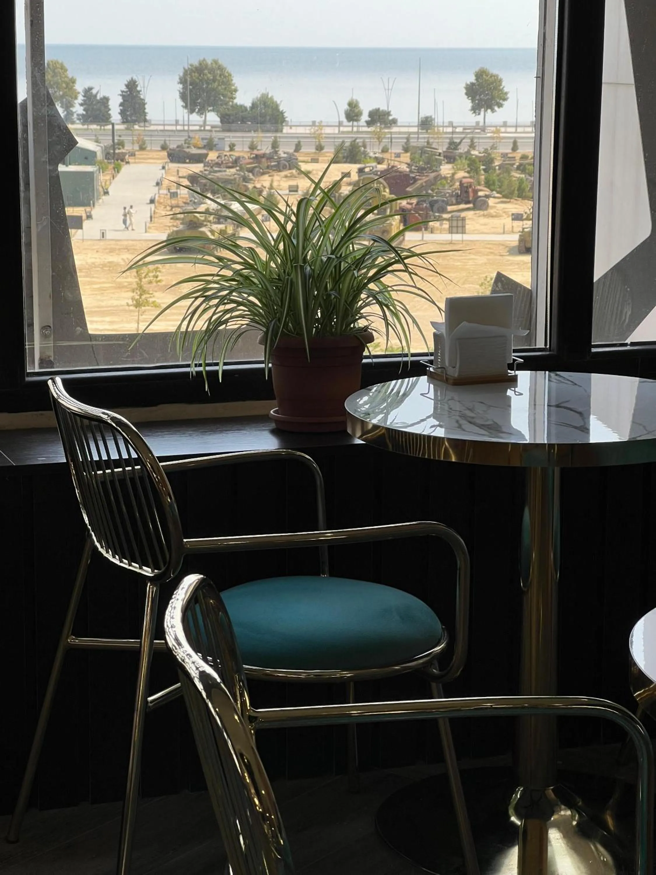 Restaurant/places to eat in Alison Boulevard Hotel