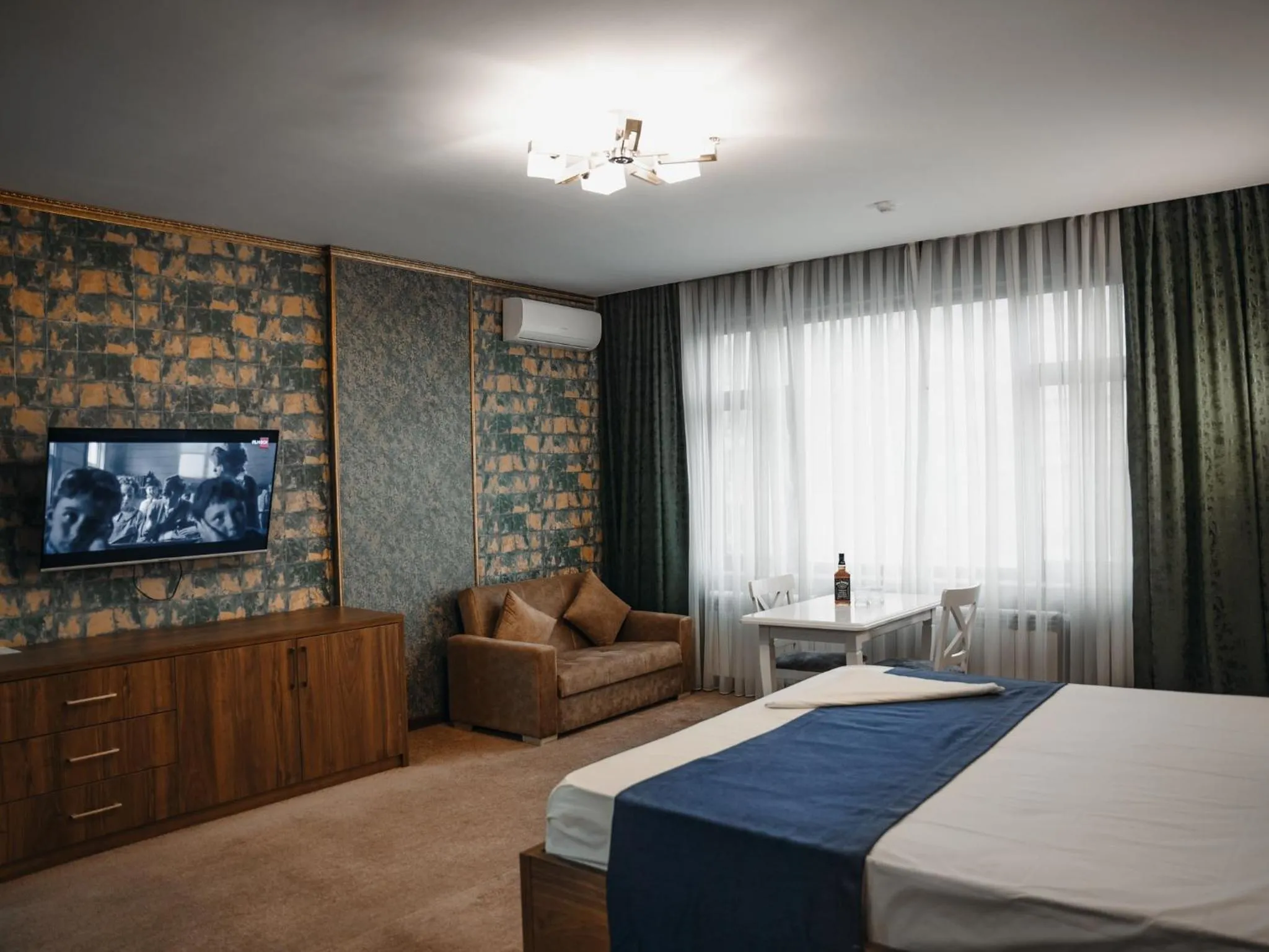 Bedroom, Bed in Alison Boulevard Hotel
