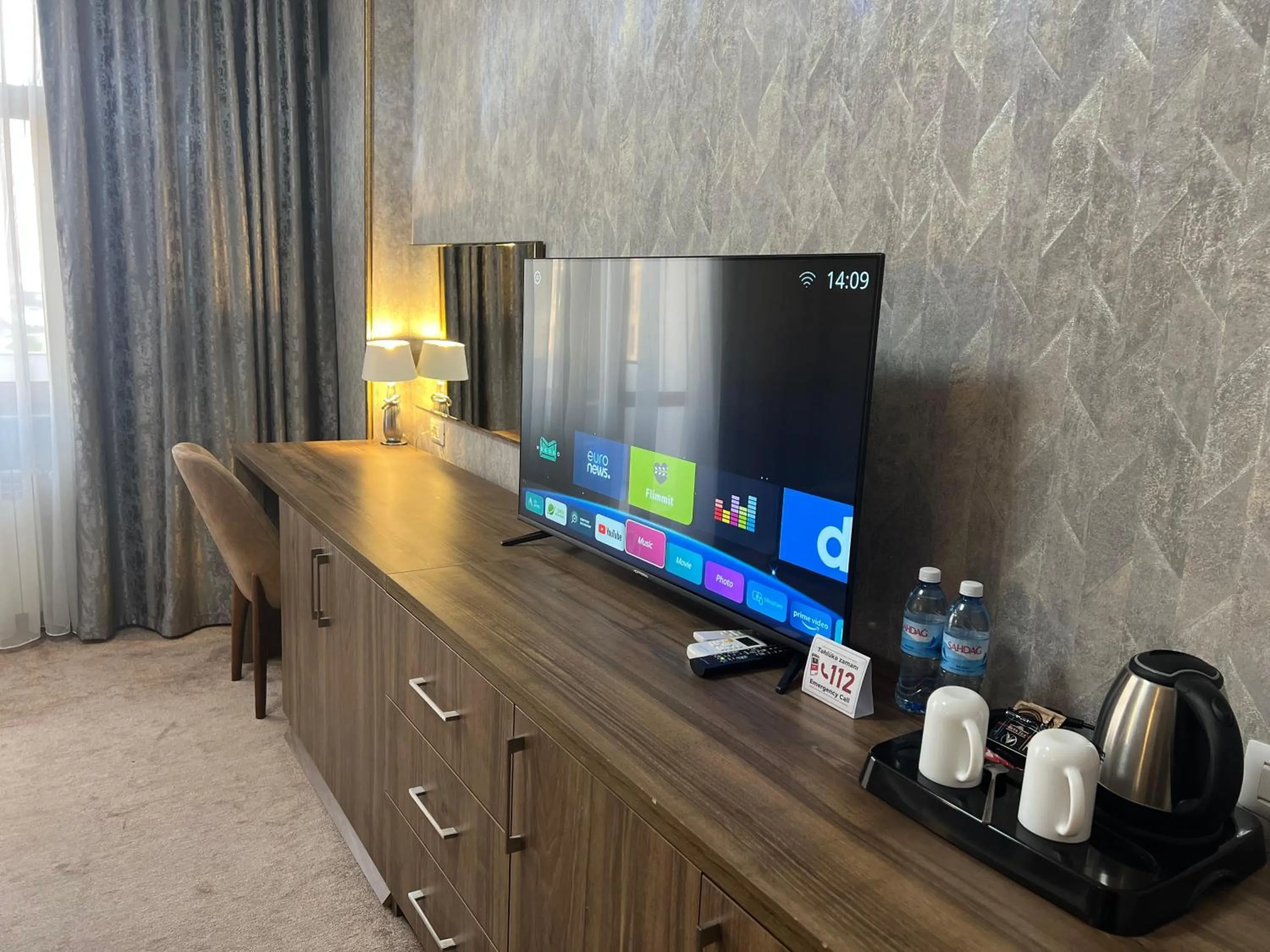 TV and multimedia in Alison Boulevard Hotel