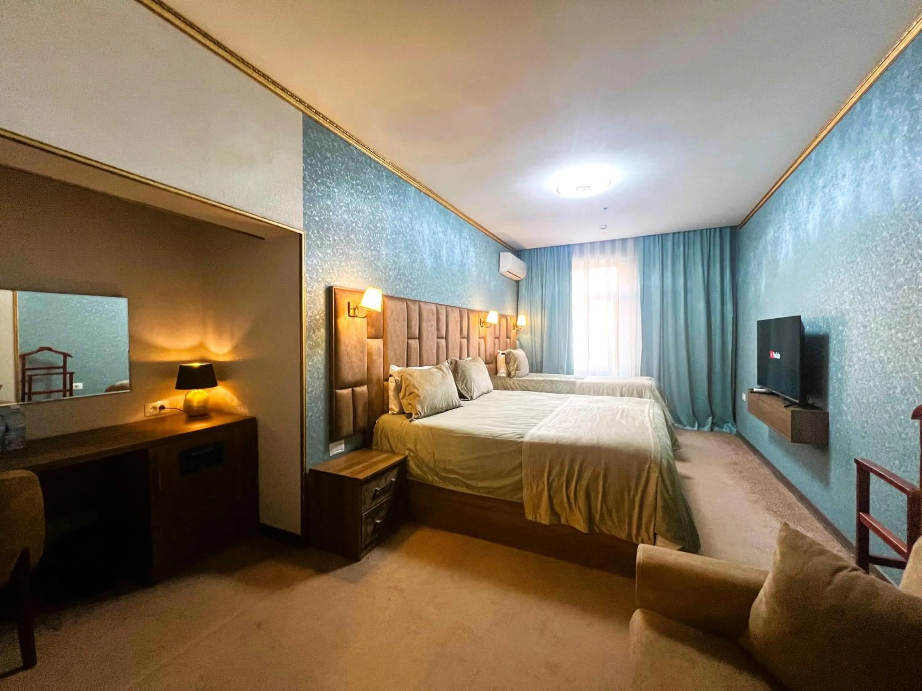 Photo of the whole room, Bed in Alison Boulevard Hotel