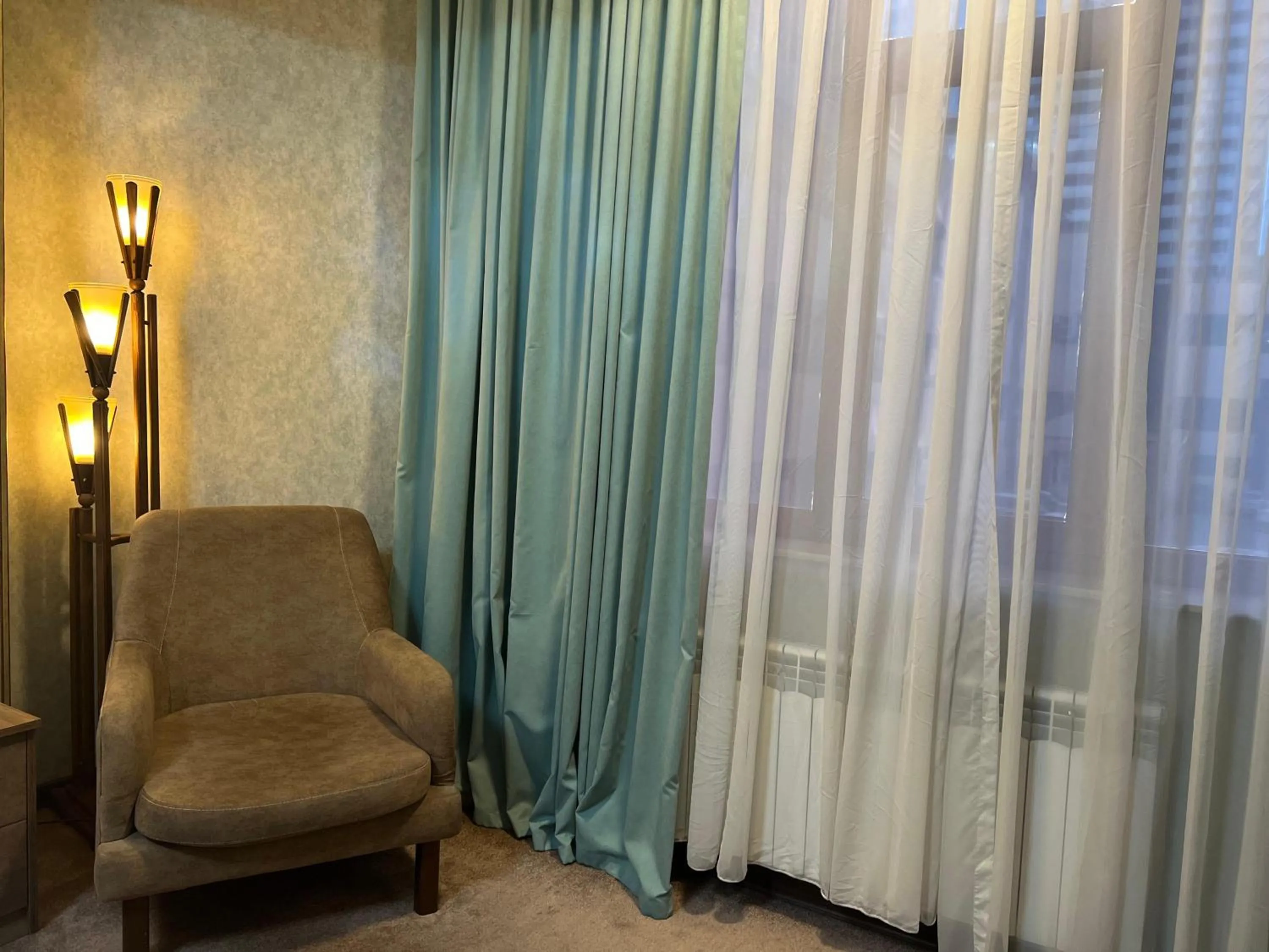 Seating area in Alison Boulevard Hotel