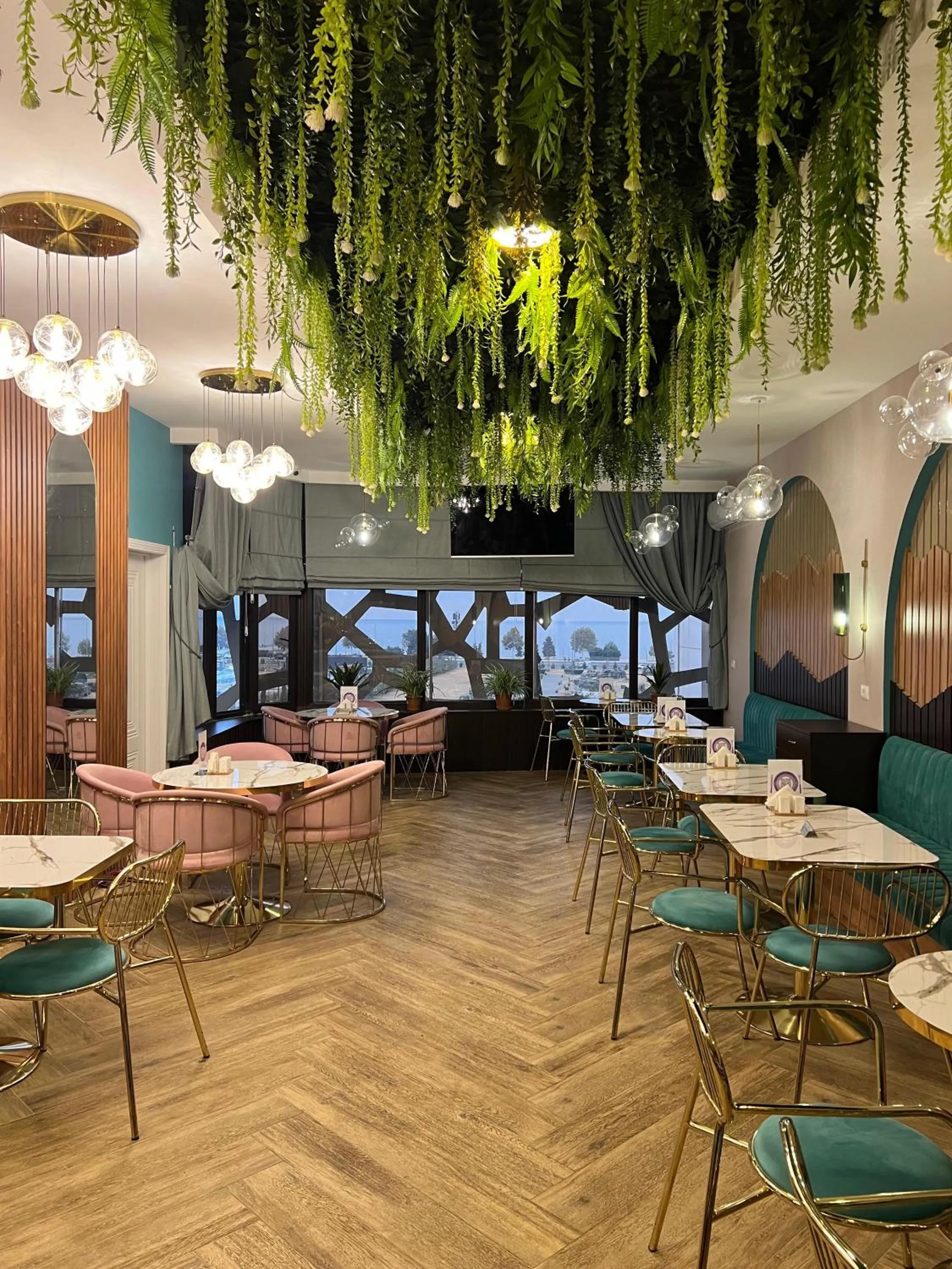 Restaurant/places to eat in Alison Boulevard Hotel