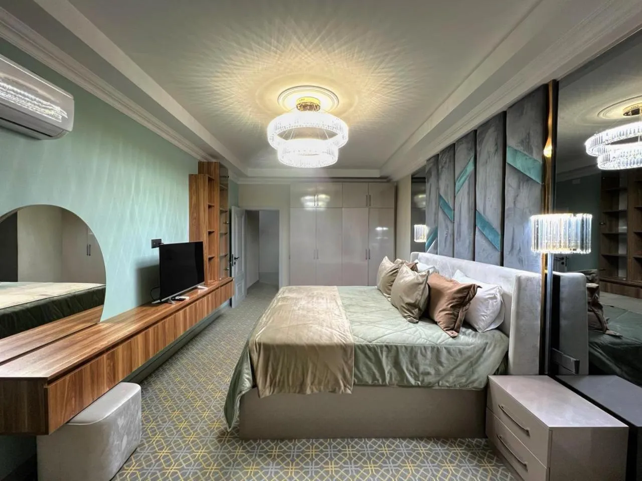 Bedroom, Bed in Alison Boulevard Hotel