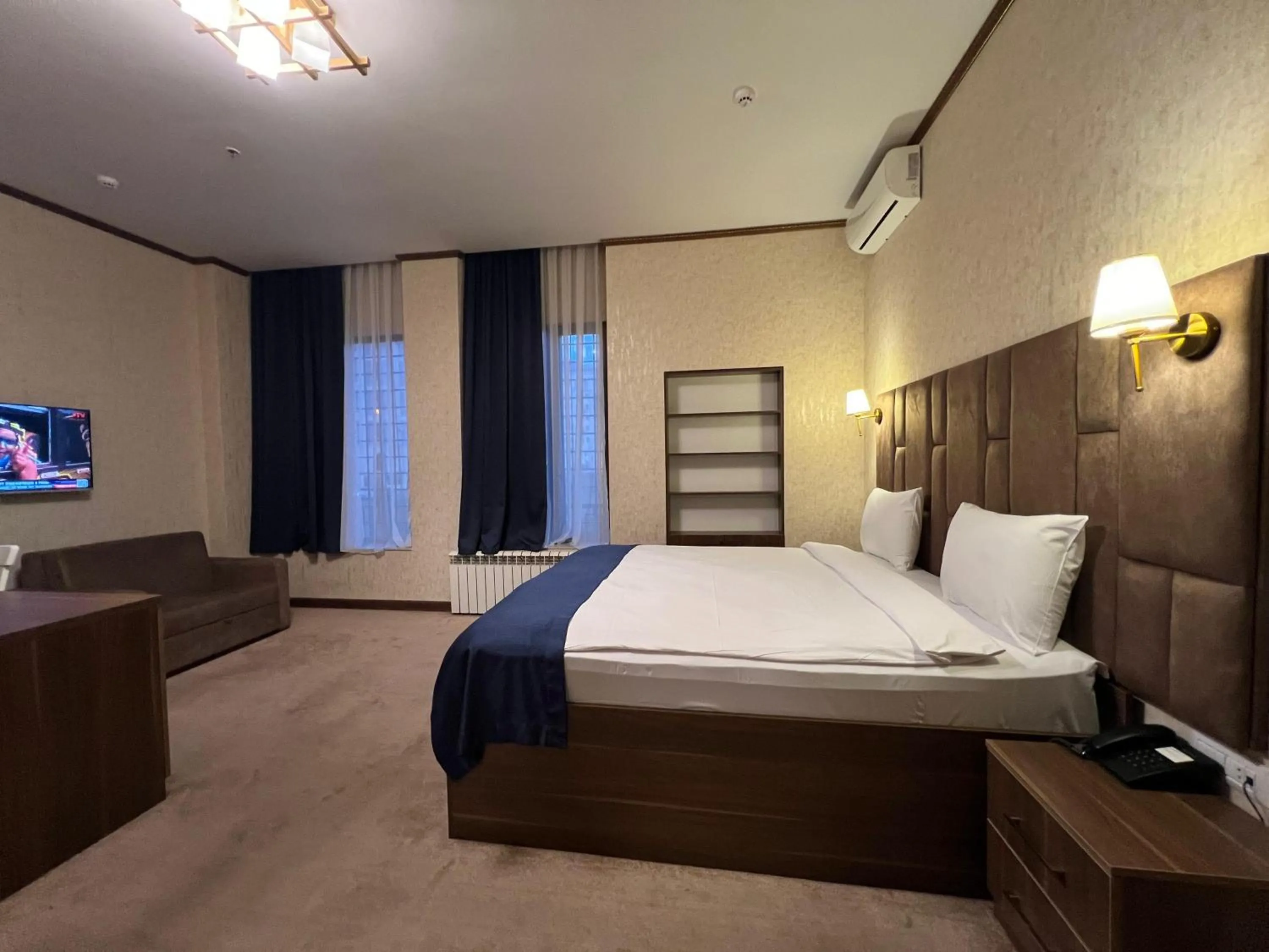 Bedroom, Bed in Alison Boulevard Hotel