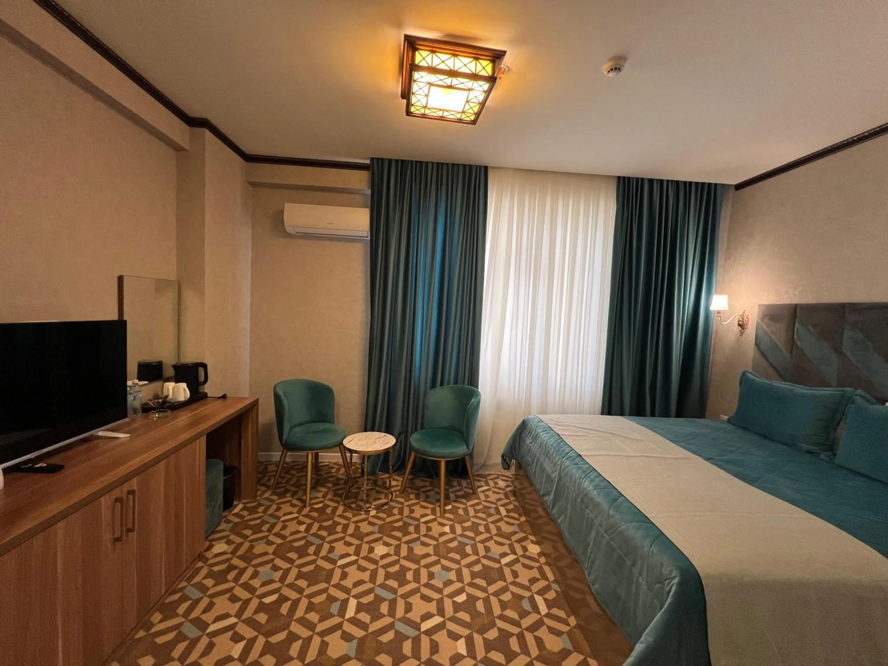 Bedroom, Bed in Alison Boulevard Hotel