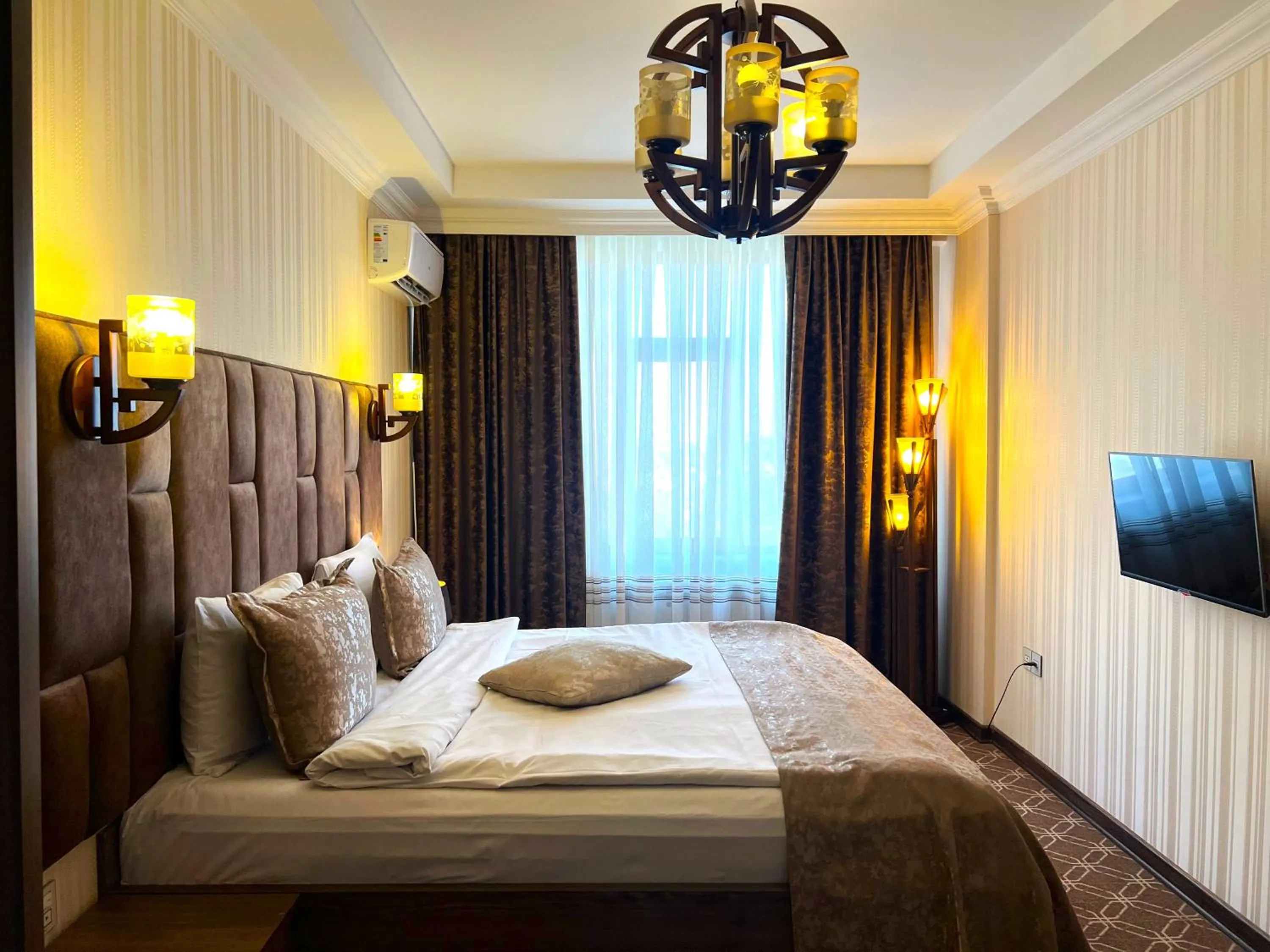 Bedroom, Bed in Alison Boulevard Hotel