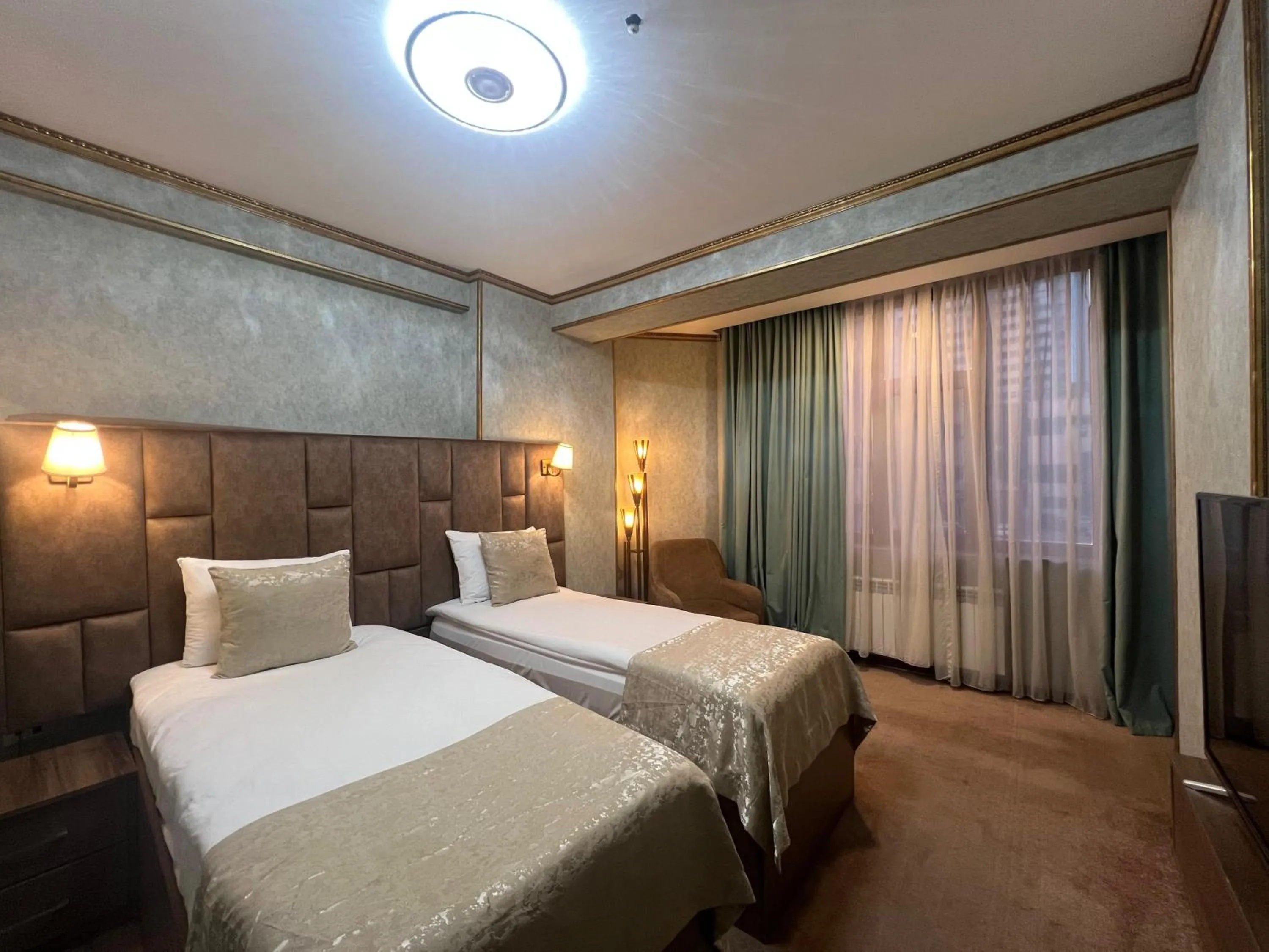 Bedroom, Bed in Alison Boulevard Hotel