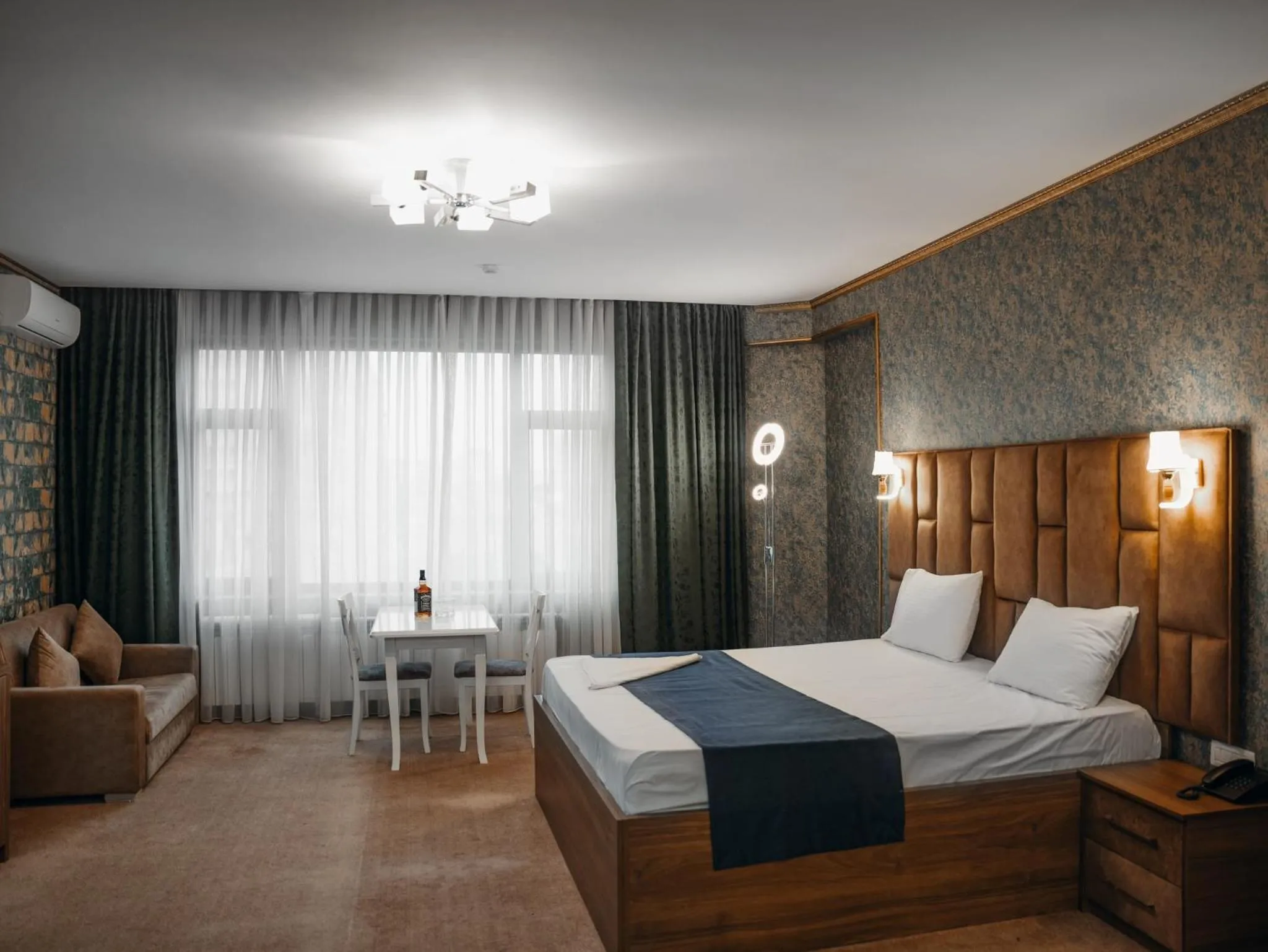 Bedroom, Bed in Alison Boulevard Hotel