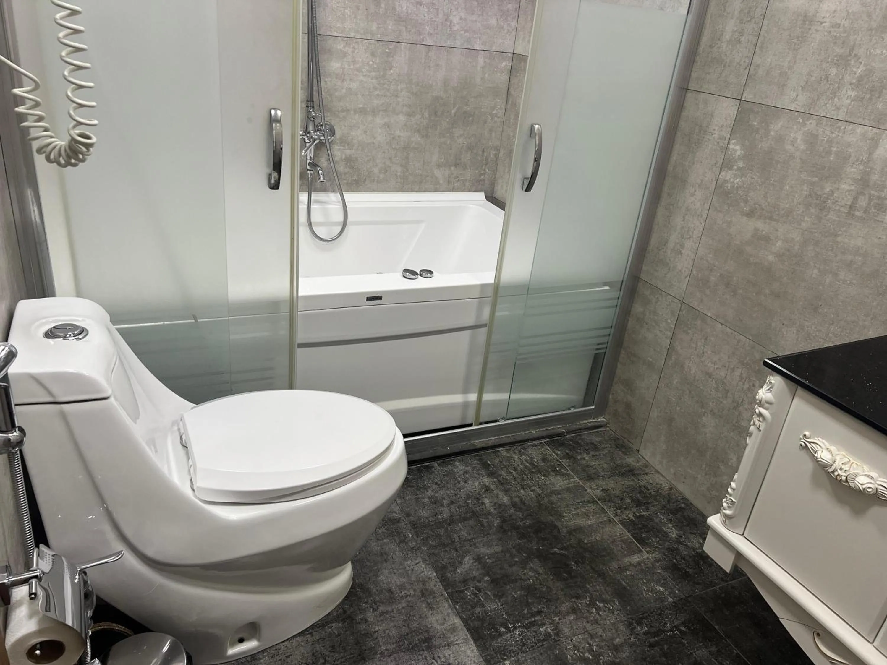 Toilet in Alison Boulevard Hotel
