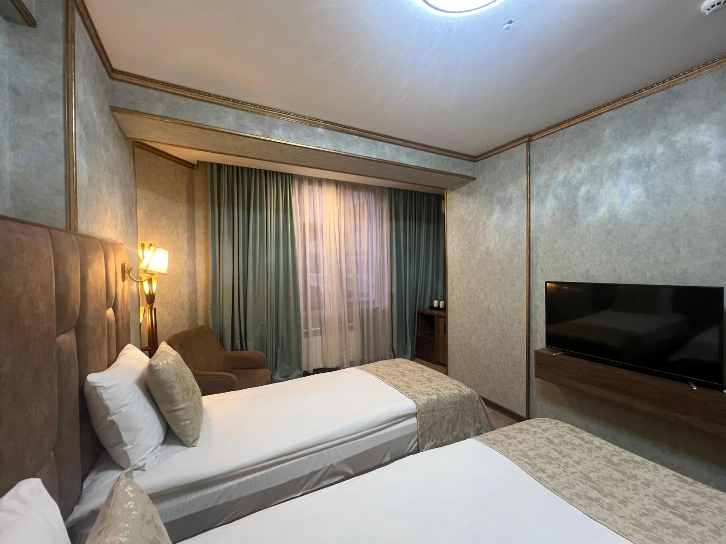 Bedroom, Bed in Alison Boulevard Hotel