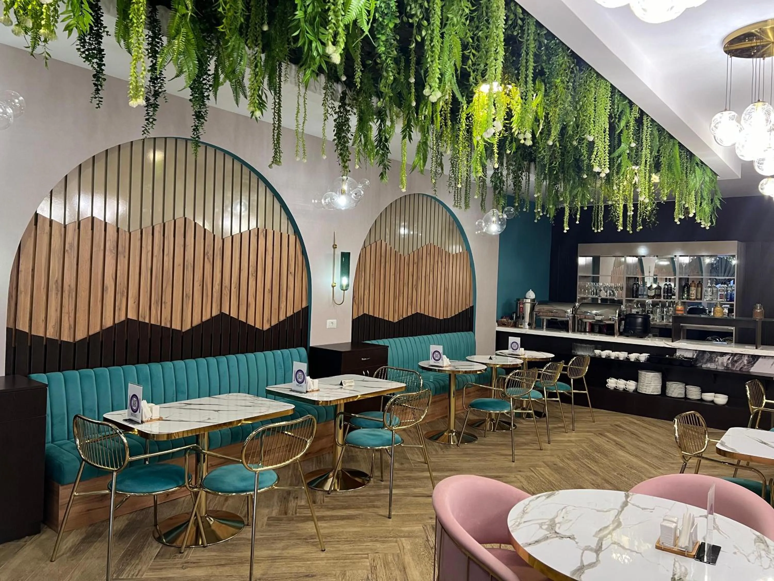 Restaurant/places to eat in Alison Boulevard Hotel