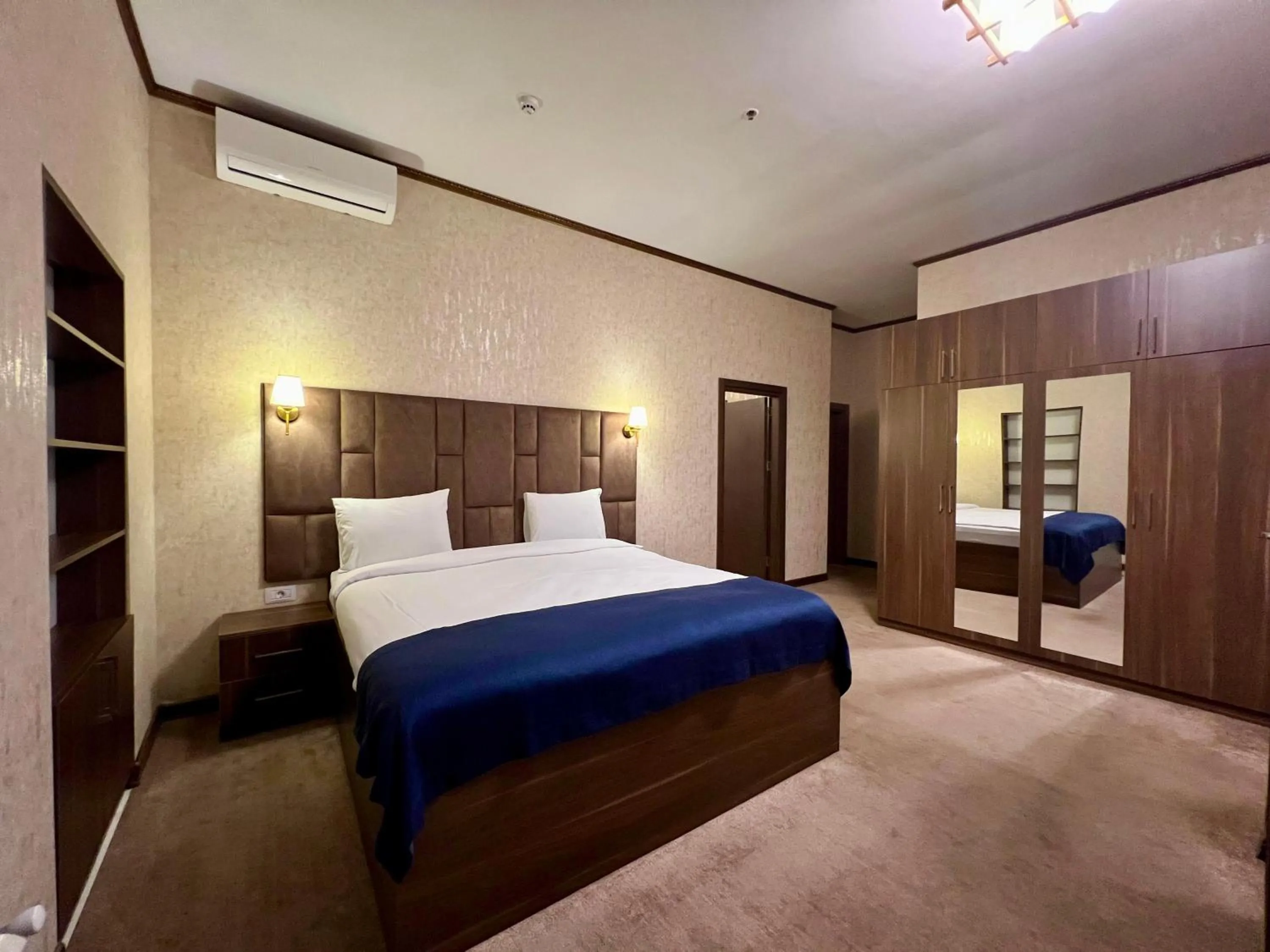 Bedroom, Bed in Alison Boulevard Hotel