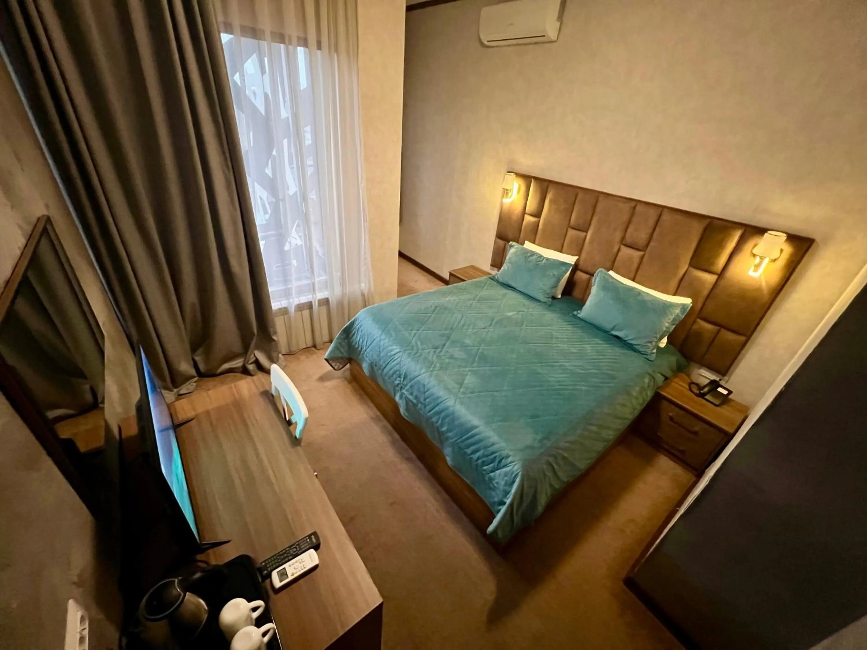 Photo of the whole room, Bed in Alison Boulevard Hotel