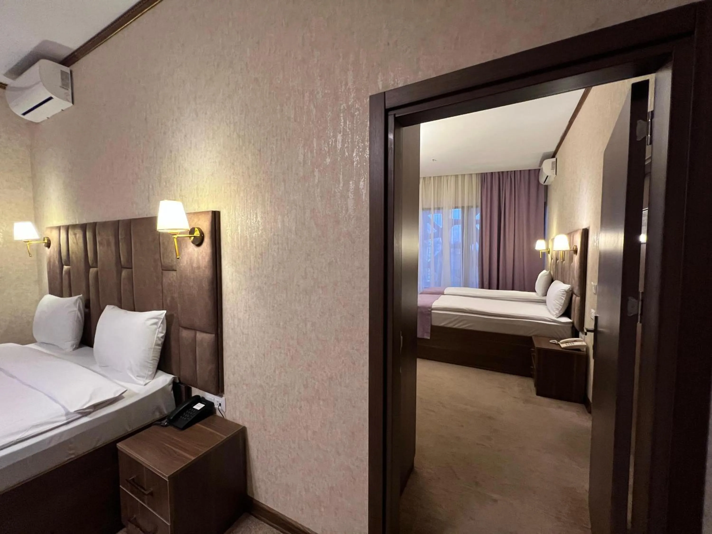 Photo of the whole room, Bed in Alison Boulevard Hotel