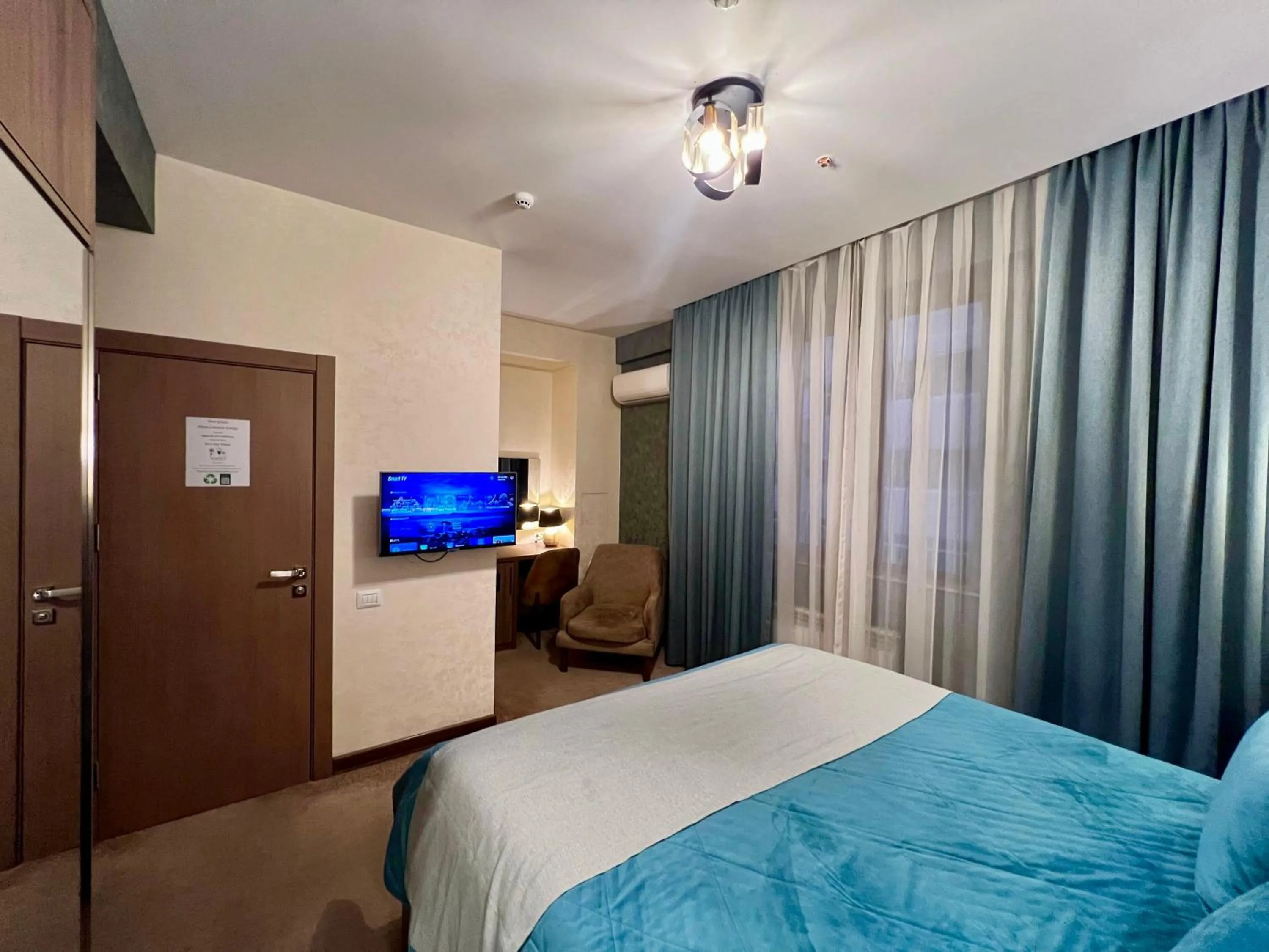 Bedroom, Bed in Alison Boulevard Hotel