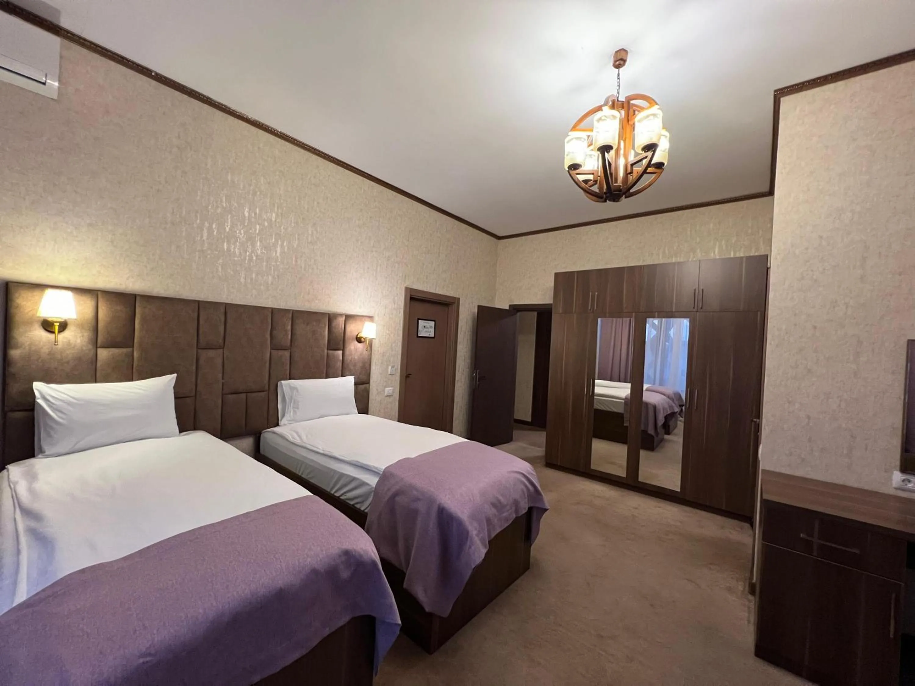 Bedroom, Bed in Alison Boulevard Hotel