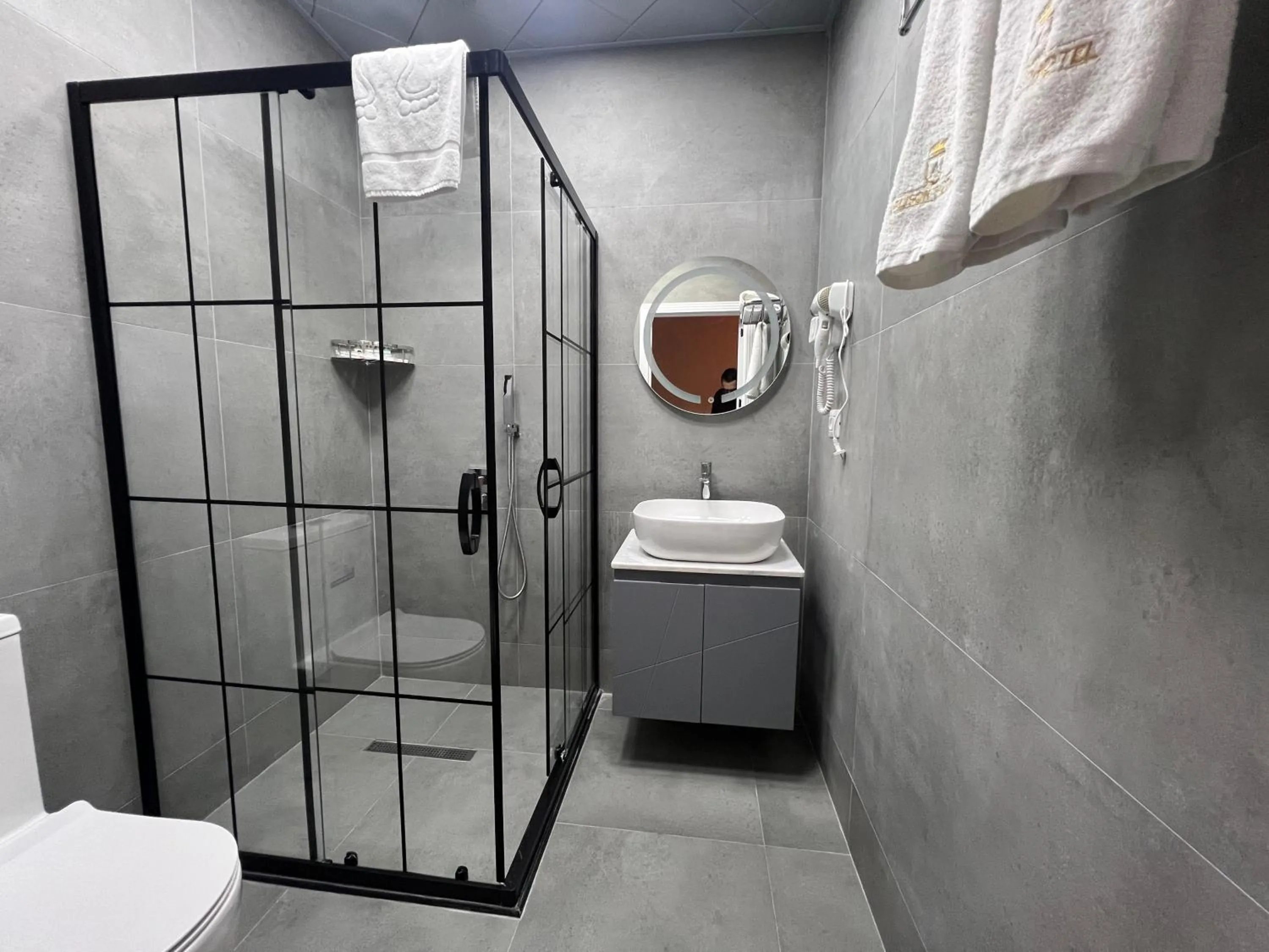 Bathroom in Alison Boulevard Hotel